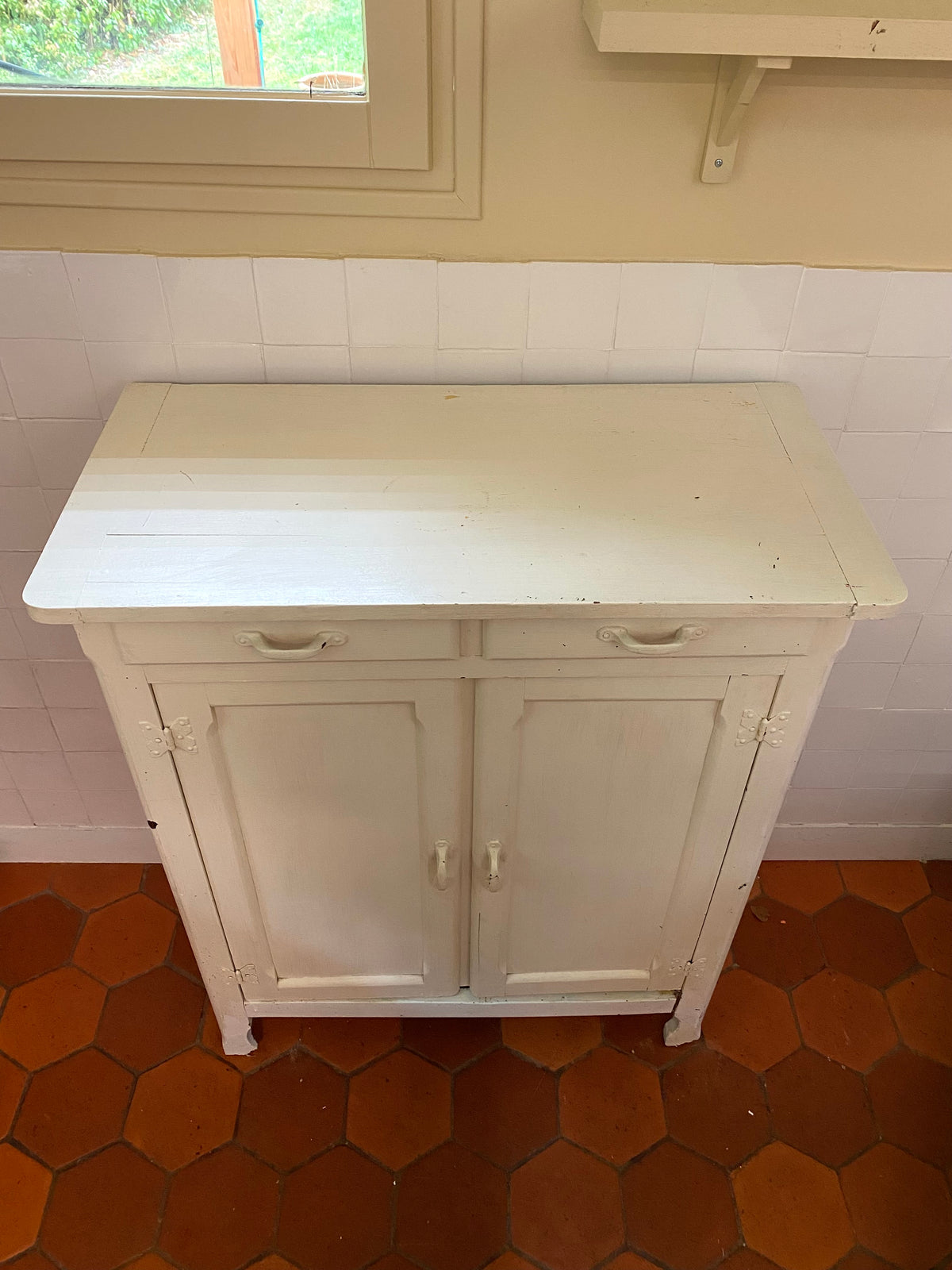 Petit buffet bas crème deux portes et deux tiroirs, début XXe