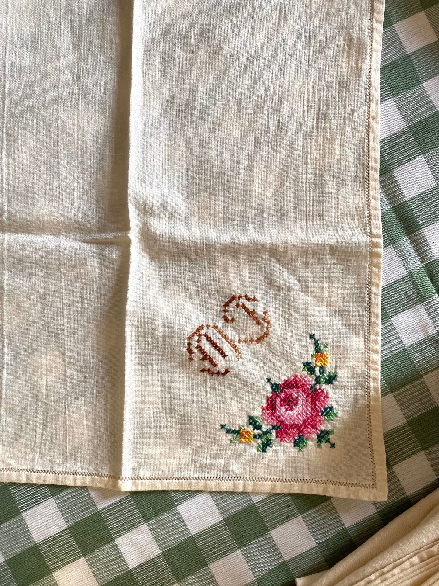 Douze serviettes anciennes brodées, monogramme fleuri