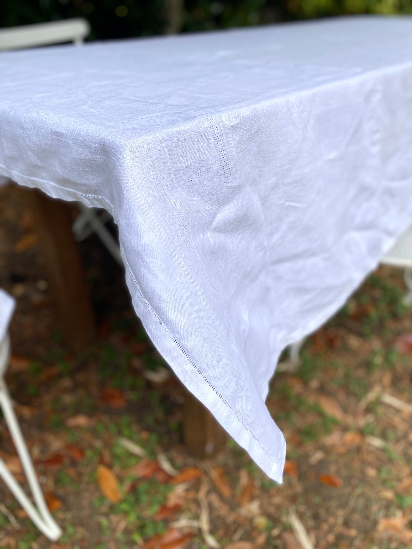 Service de table ancien en damassé blanc monogrammé début XXe siècle. Nappe 200x145 cm et 8 serviettes assorties
