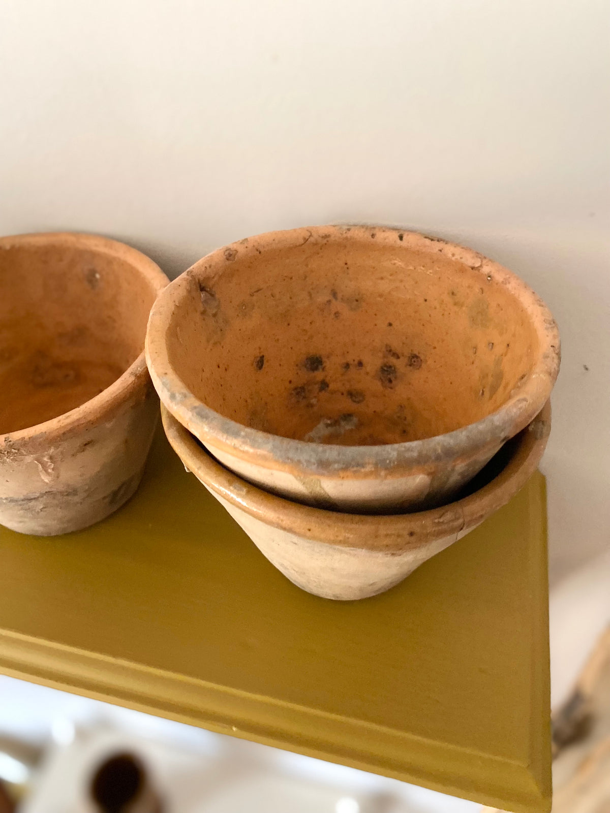 Lot de 5 pots de résinier anciens en terre vernissée
