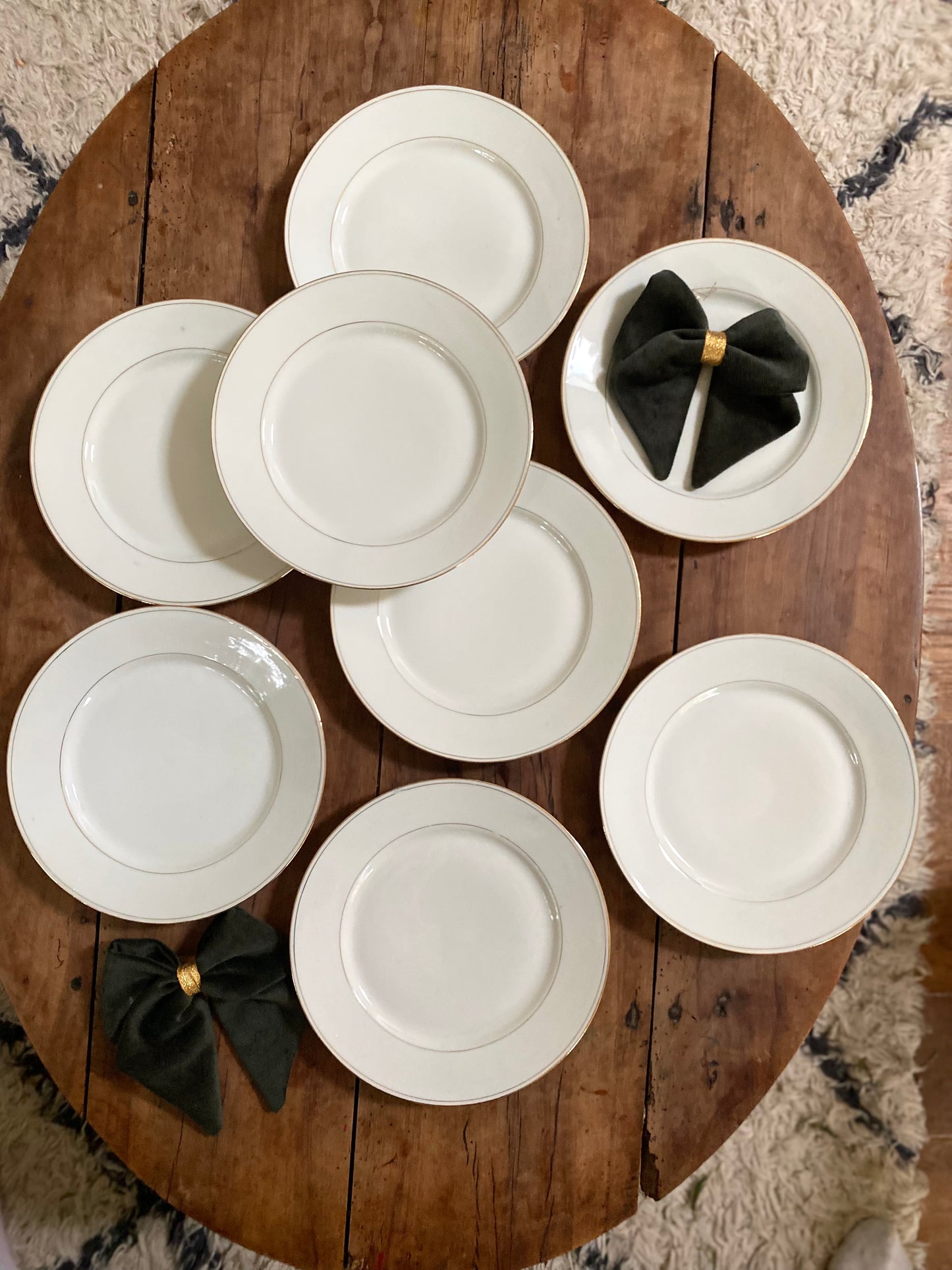 Assiettes plates en faïence ancienne