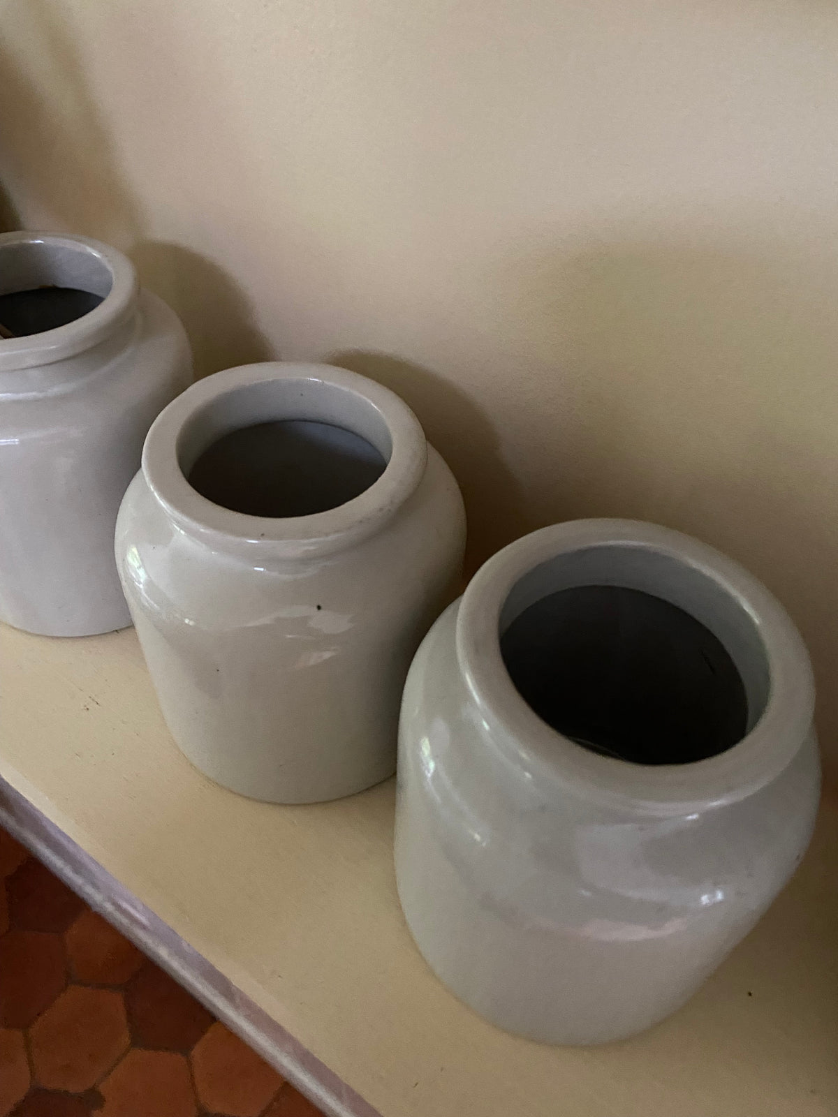 Lot de 3 pots à moutarde en grès émaillé blanc, début XXe