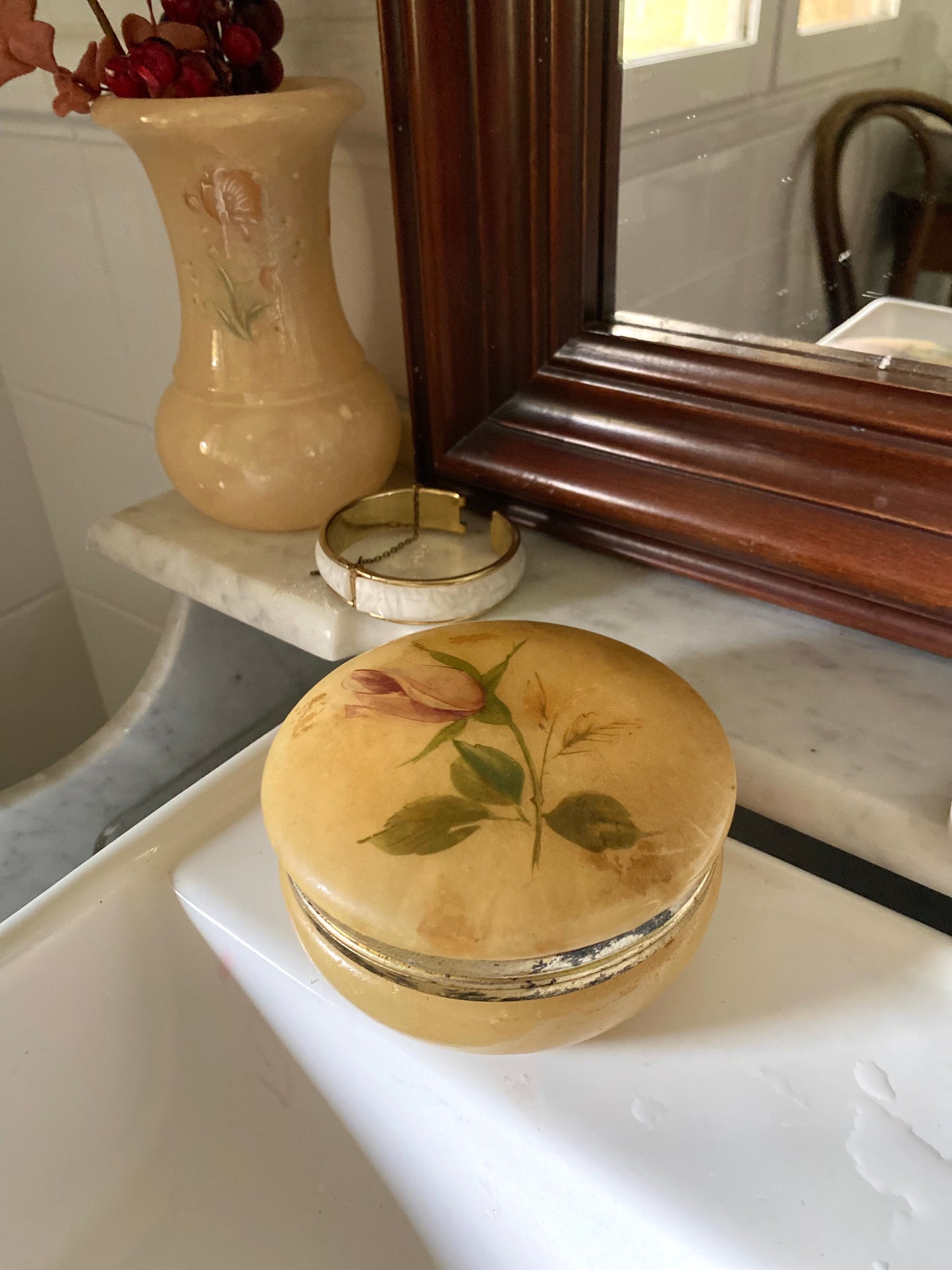 Alice/ Boîte à bijoux en albâtre