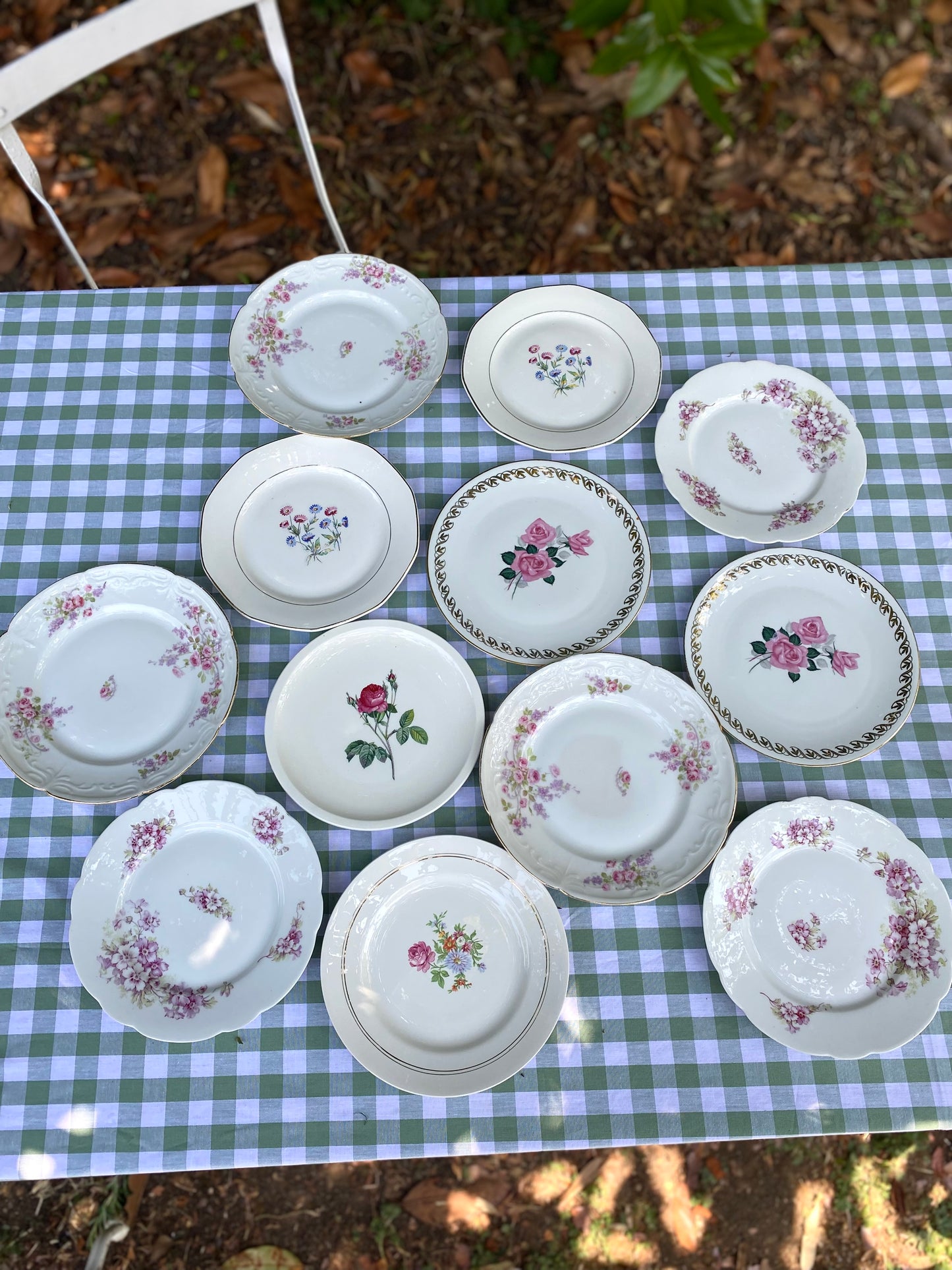 Lot de 12 assiettes anciennes en faïence dépareillées