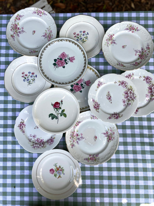 Lot de 12 assiettes anciennes en faïence dépareillées