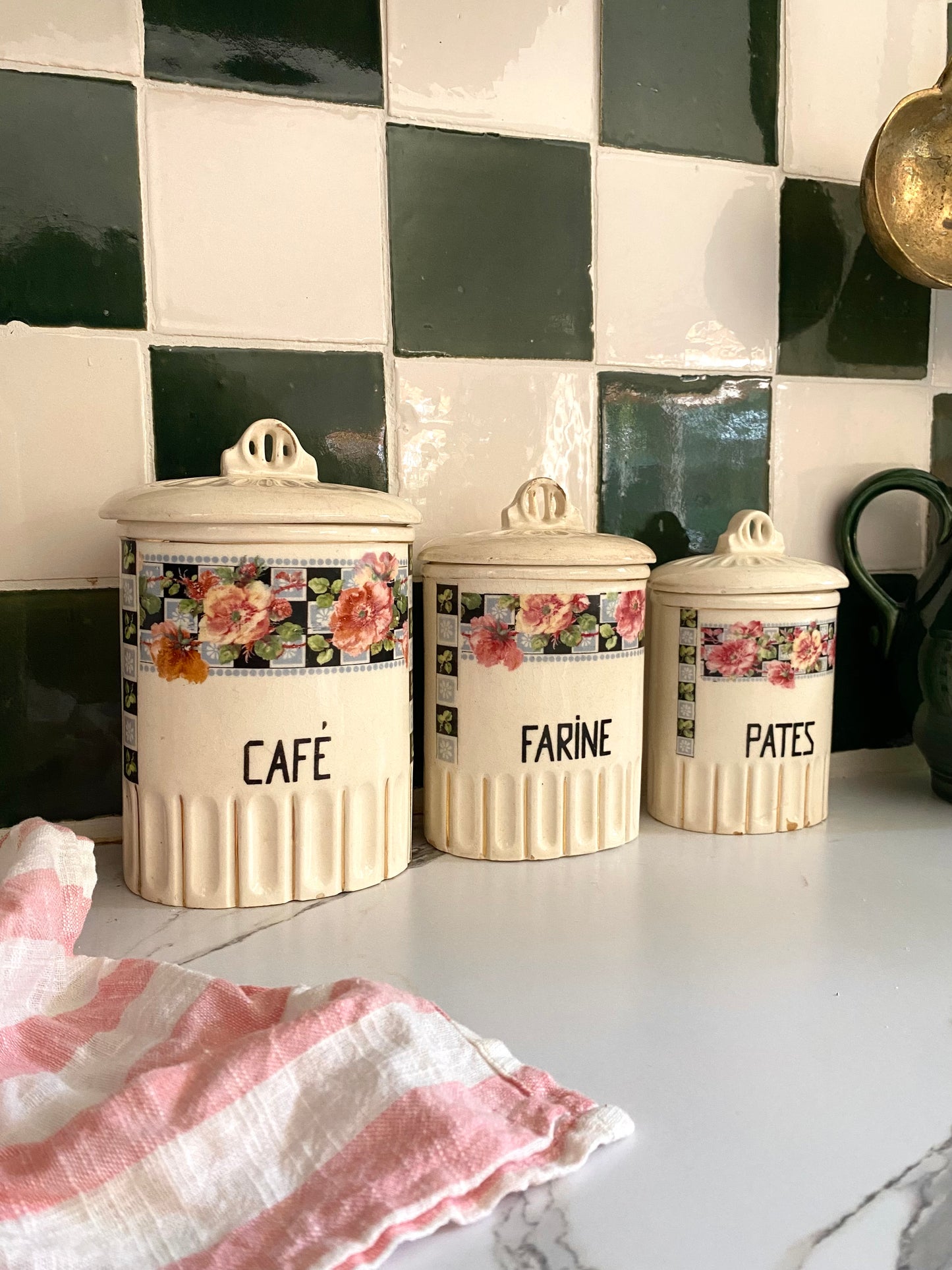 Série de pots à epices en faïence