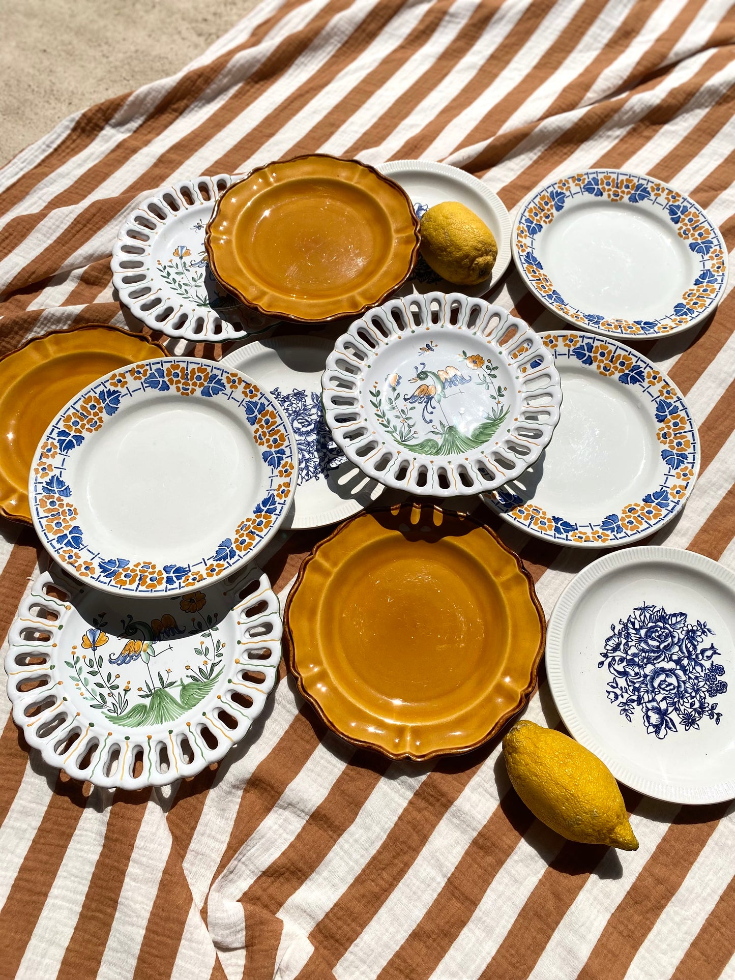 Ensemble de douze assiettes à dessert vintage dépareillées