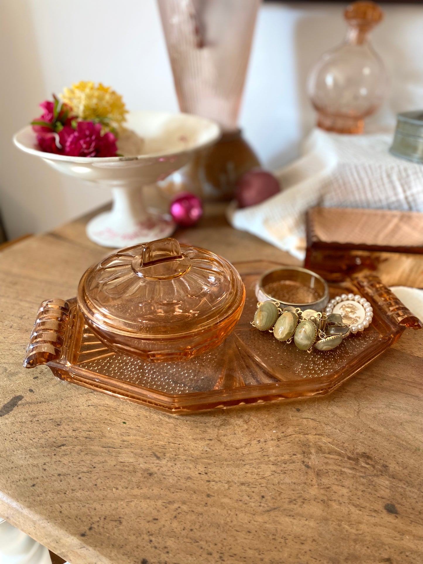 Boîte à poudre en rosaline sur son plateau