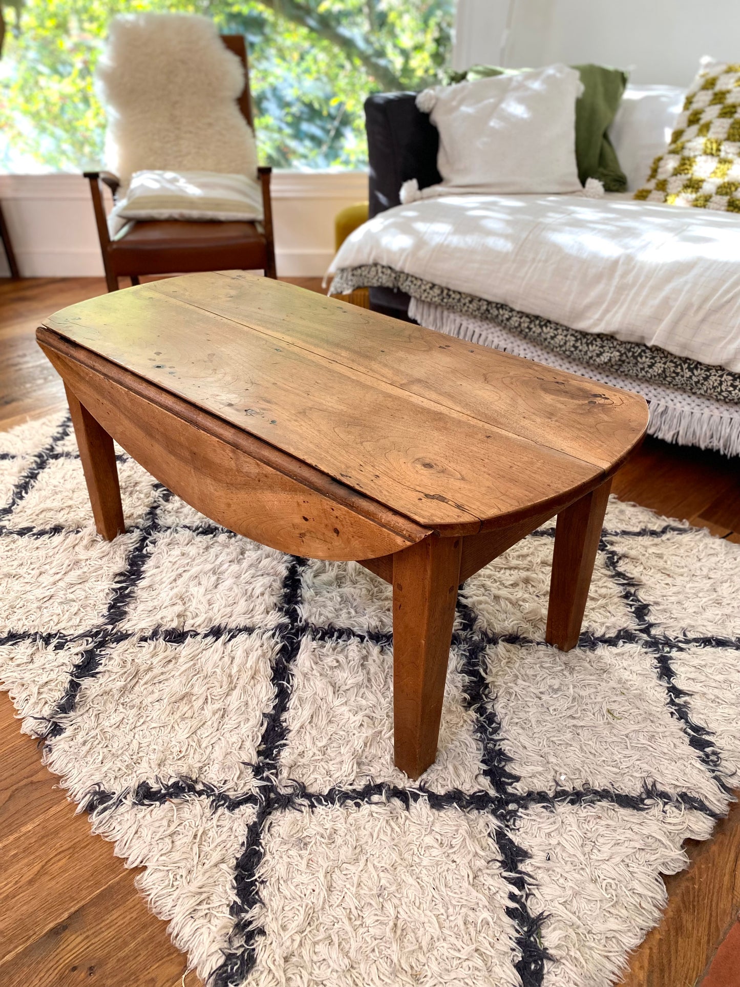 Table basse ancienne en noyer de 1900