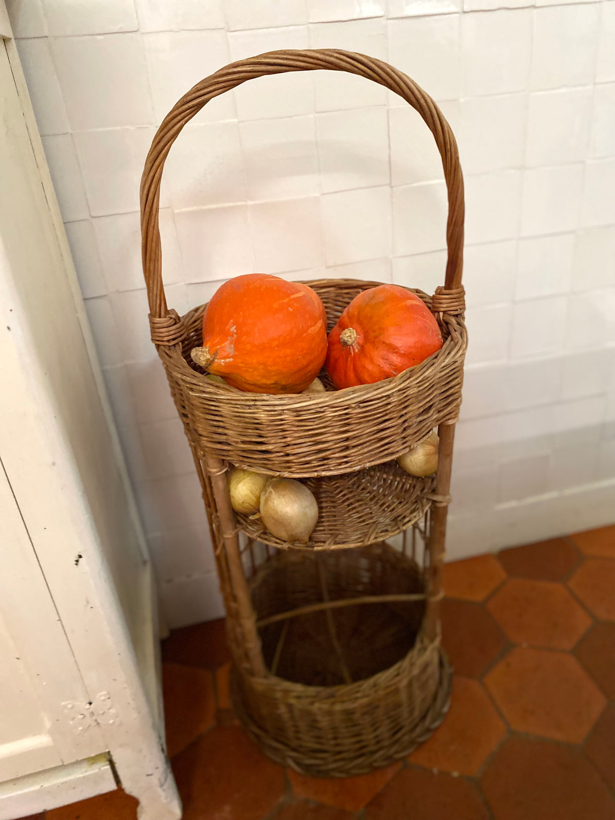 Panier en osier à trois niveaux avec anse haute, vintage