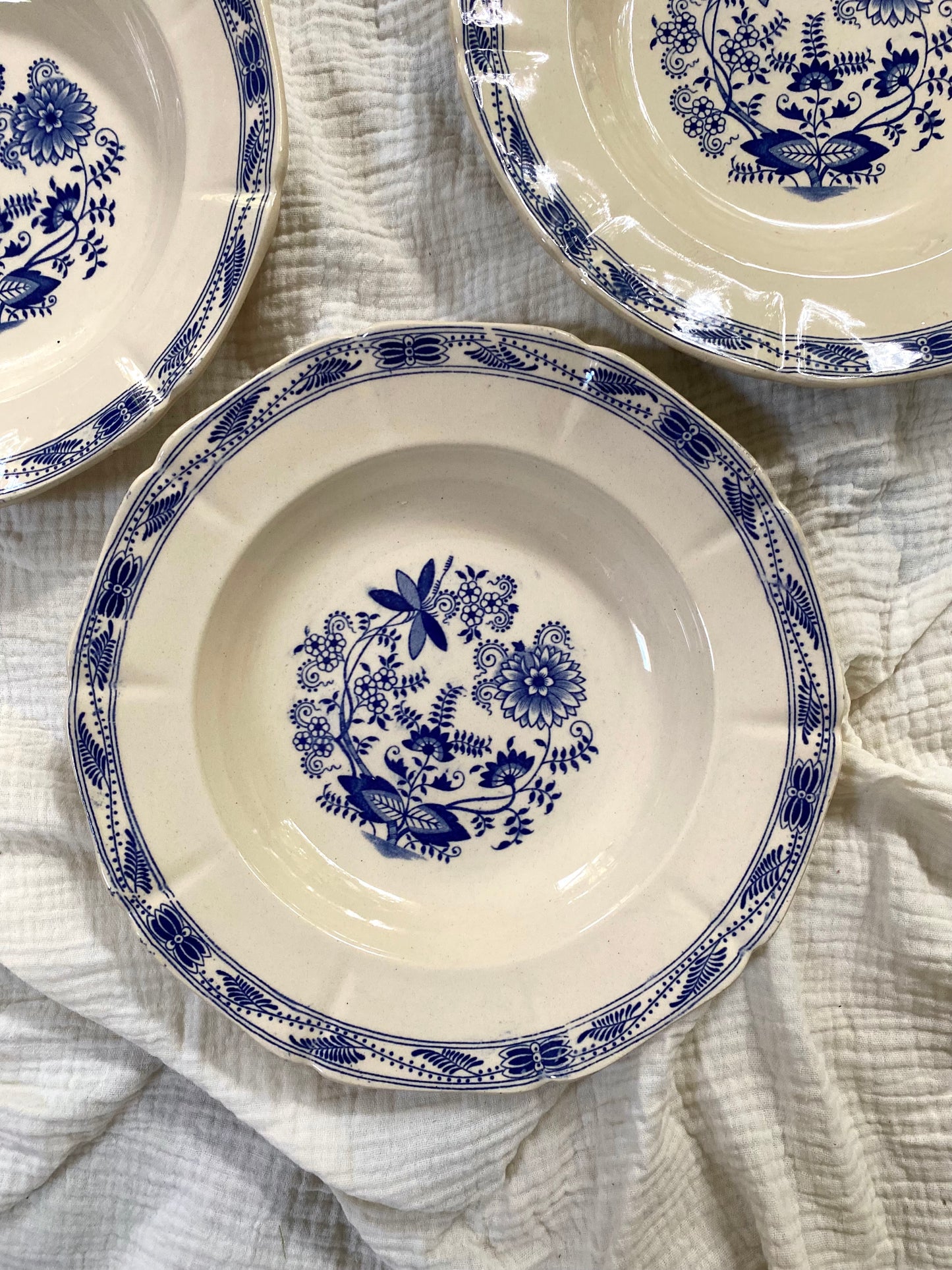 Assiettes creuses en faïence ancienne