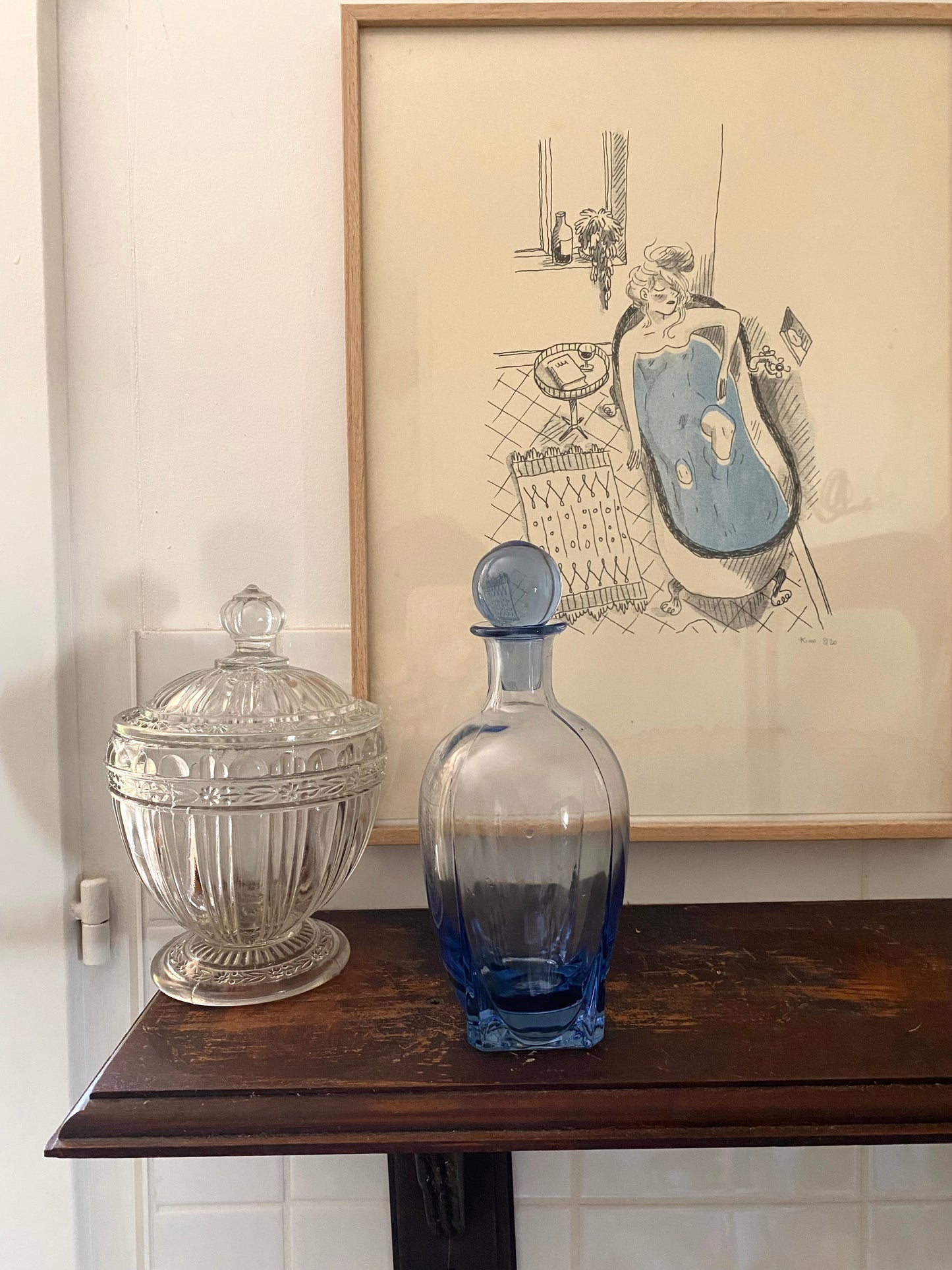 Carafe à liqueur en verre bleu soufflé — bouchon boule