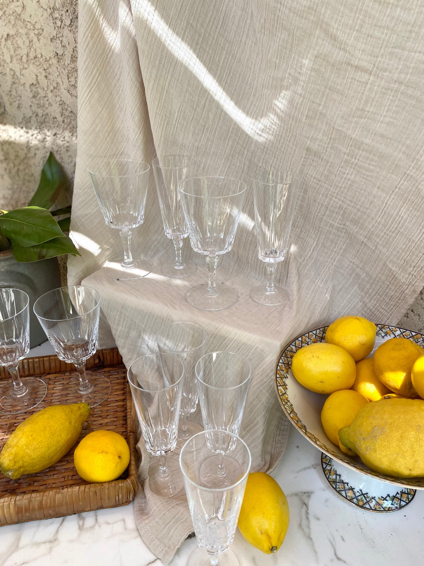 Service de 12 verres en cristal taillé à pans, 6 flûtes et 6 verres, années 60-70