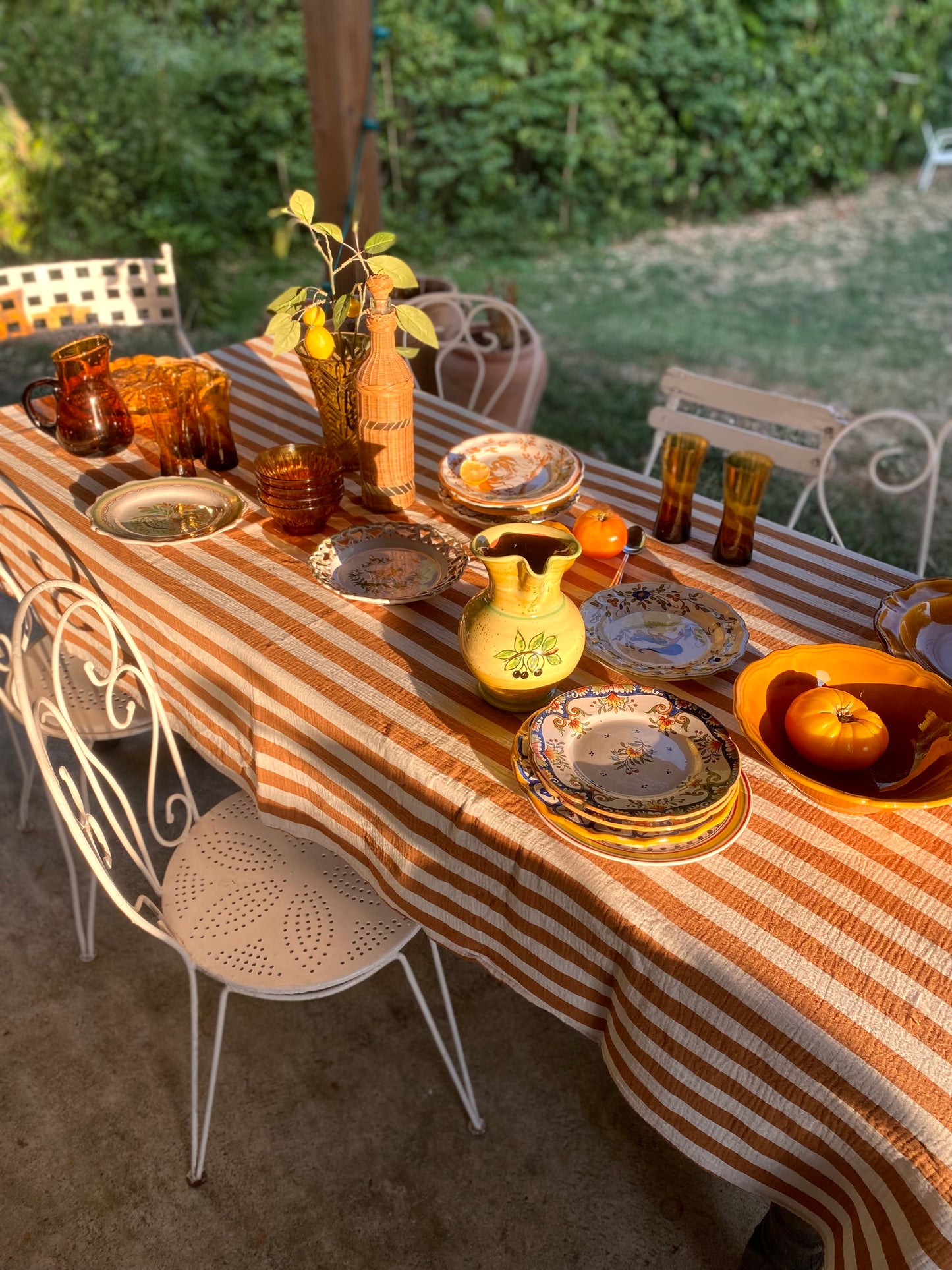 Pichet ancien en faïence jaune, décor peint main