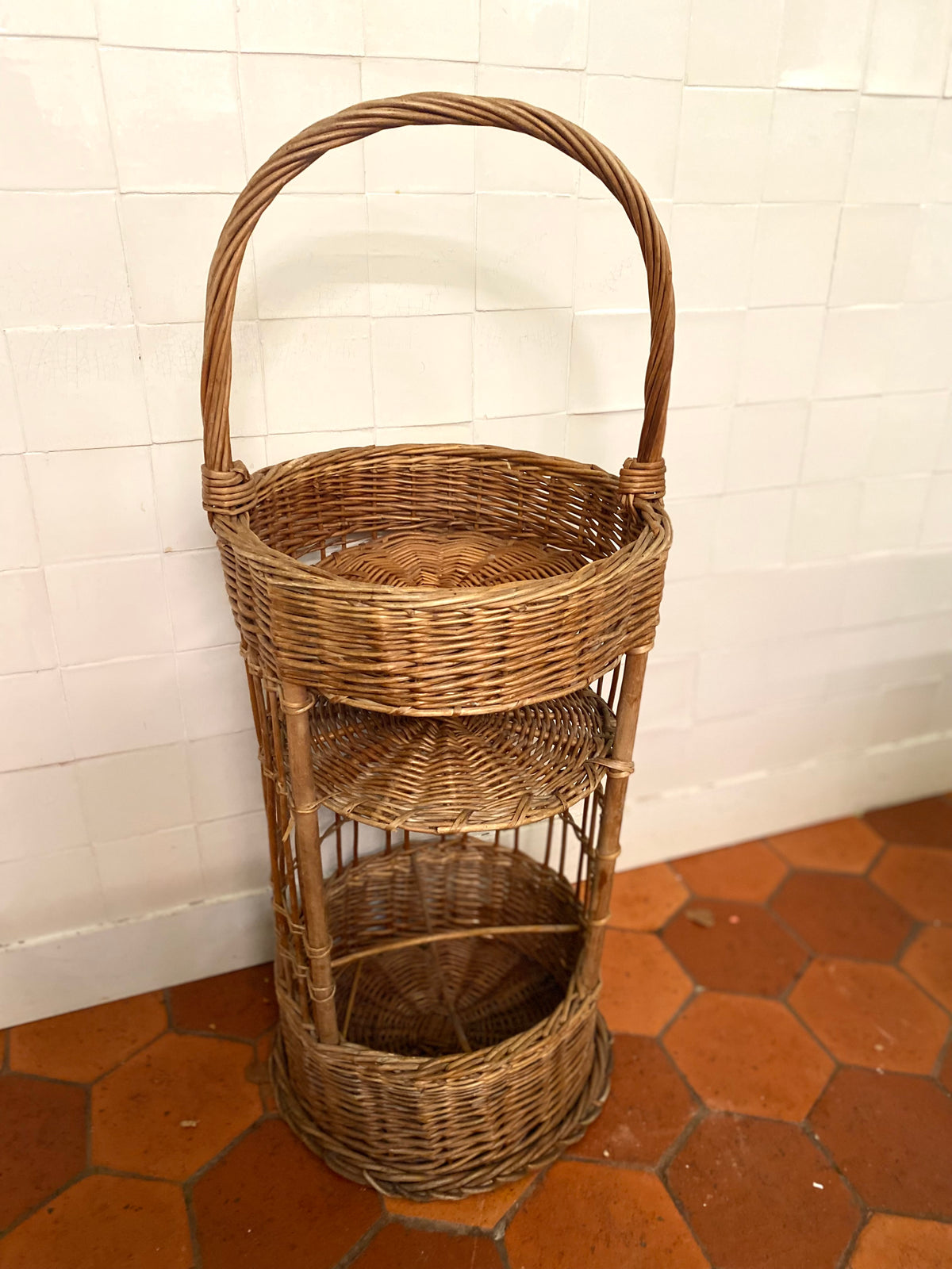 Panier en osier à trois niveaux avec anse haute, vintage