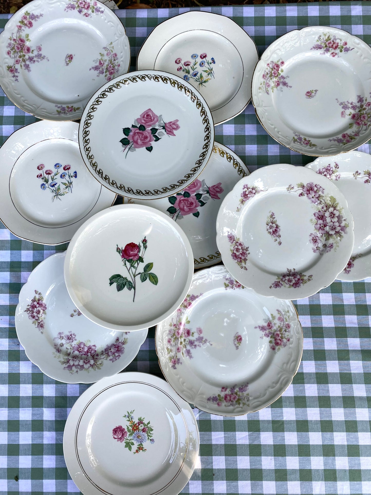Lot de 12 assiettes anciennes en faïence dépareillées