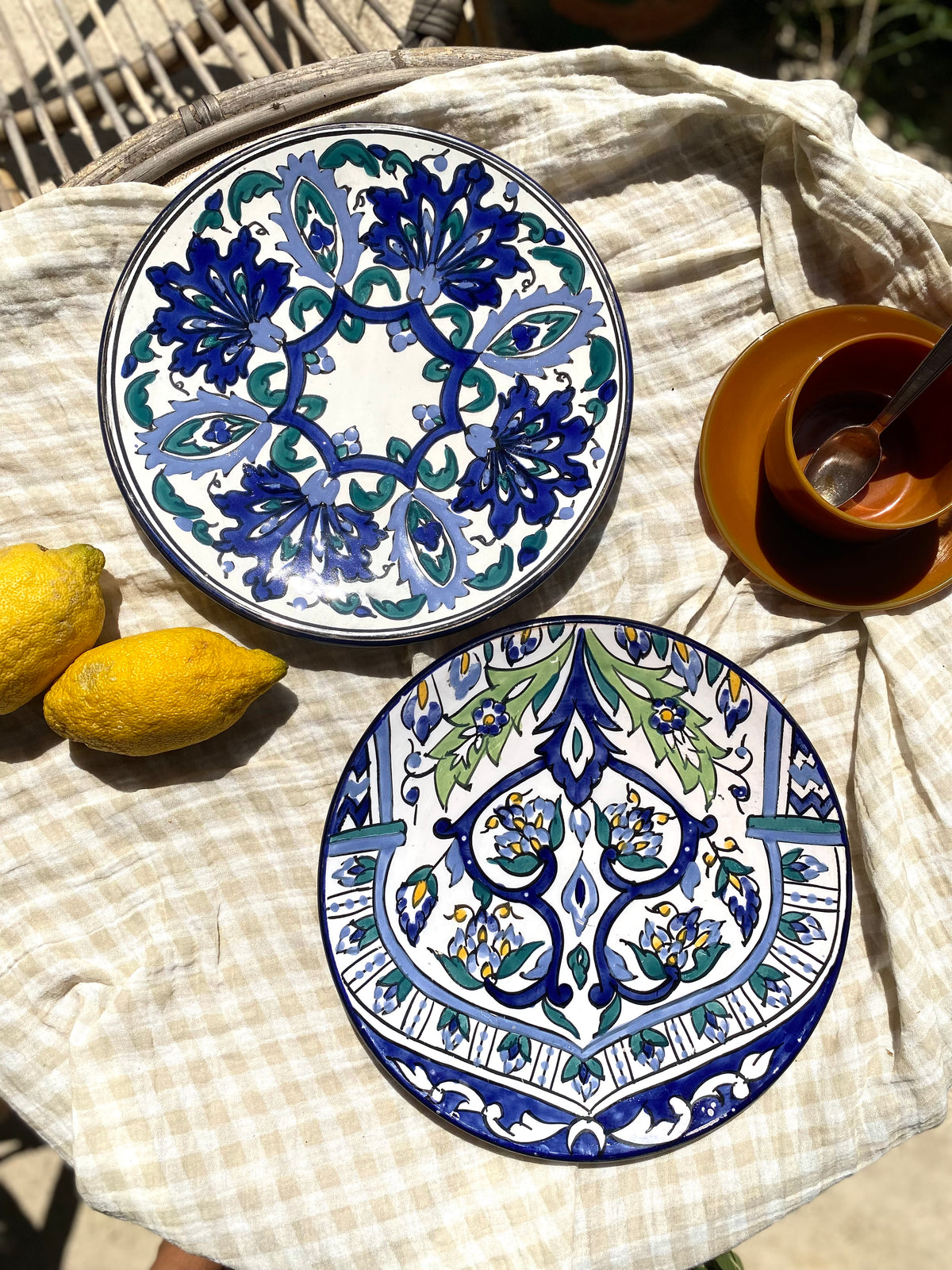Duo d'assiettes décoratives en céramique peinte à la main — 26 et 27 cm