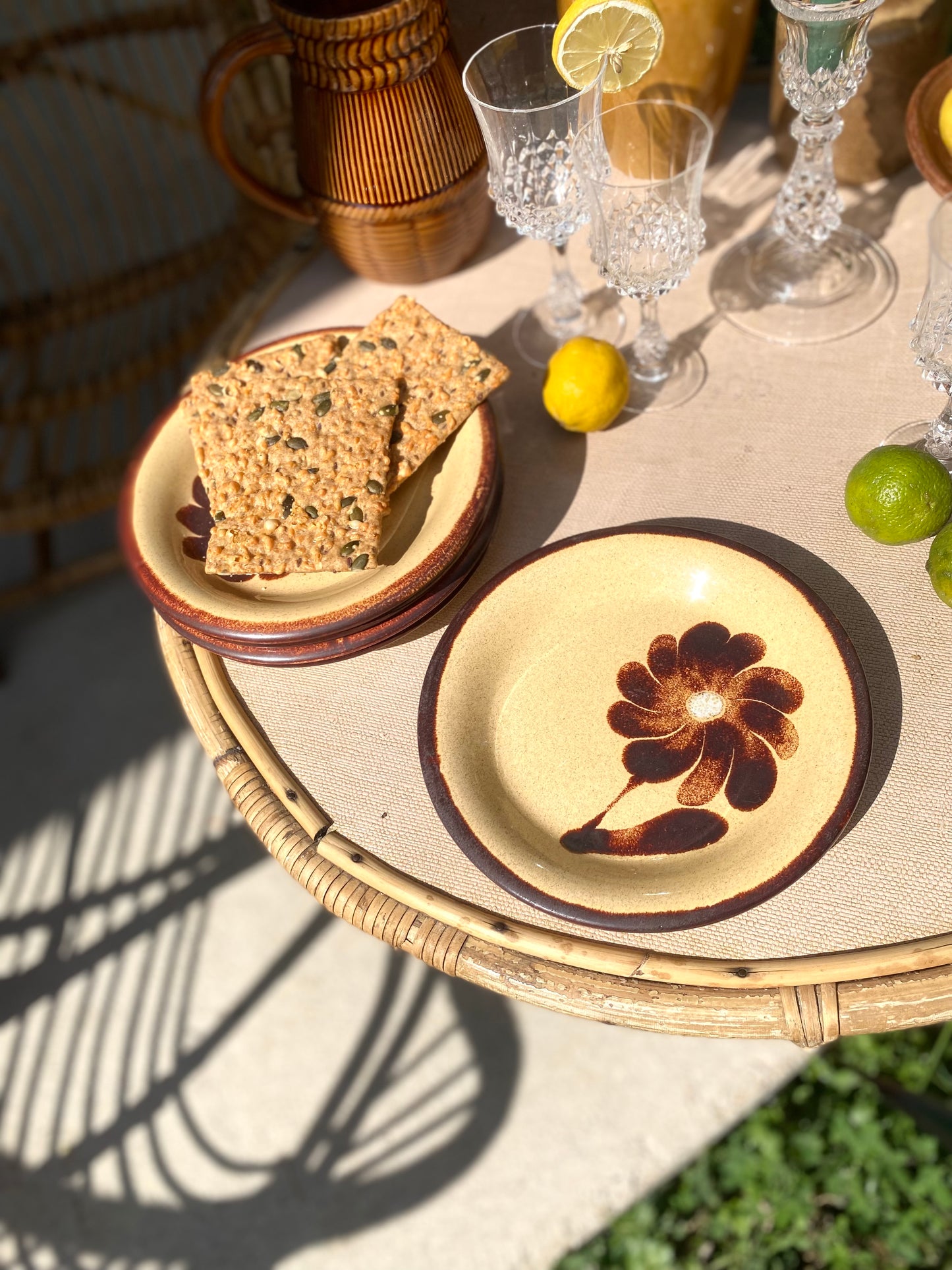 Petites assiettes en grès ancien