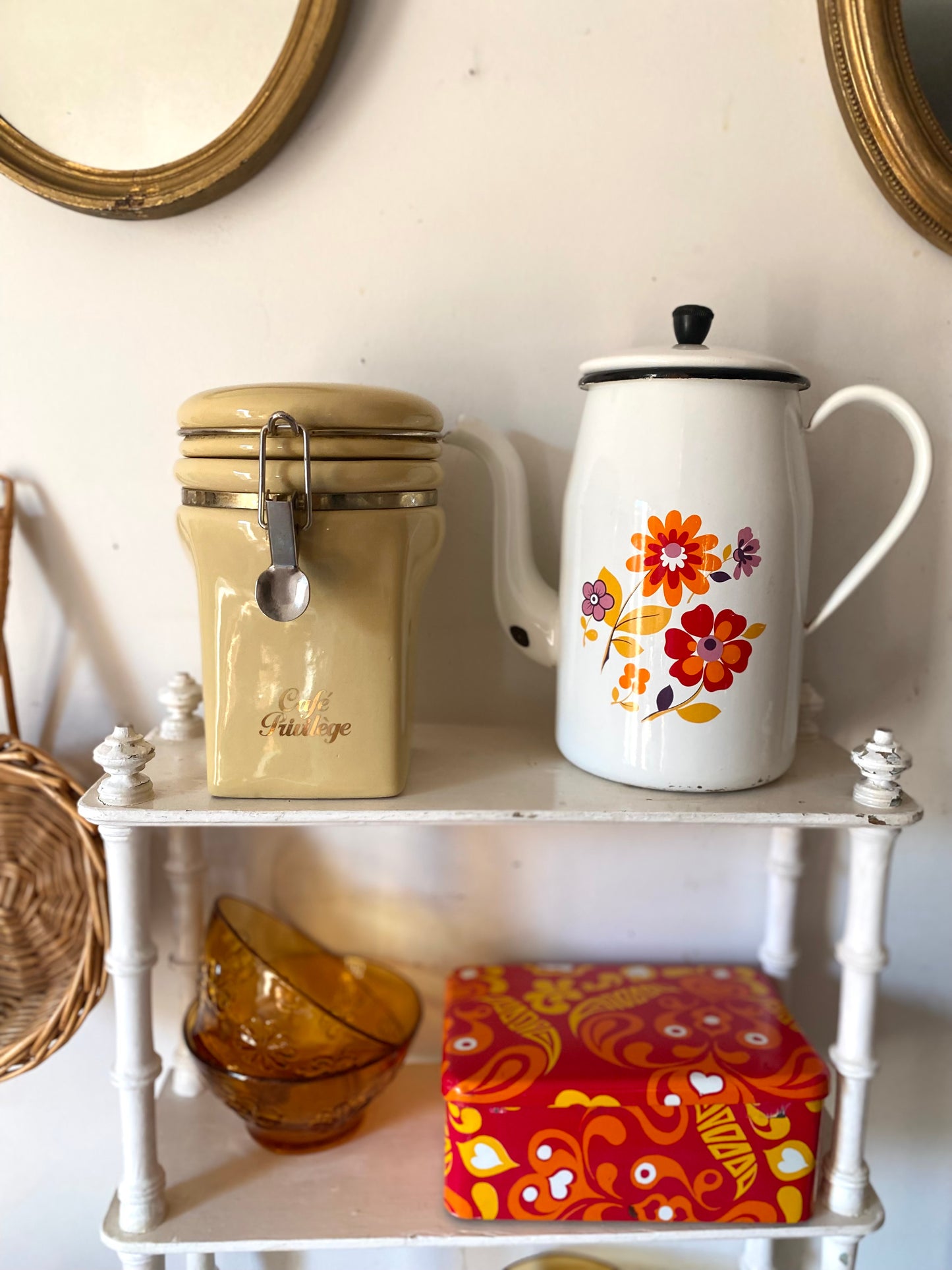 Cafetière en tôle émaillée à décor floral, années 1970