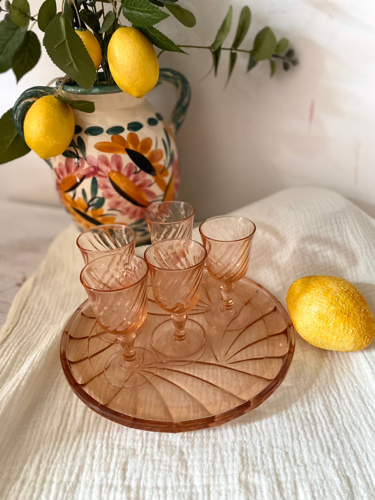 Service à liqueur en verre rose torsadé, 5 verres et plateau — vintage années 1930-1950