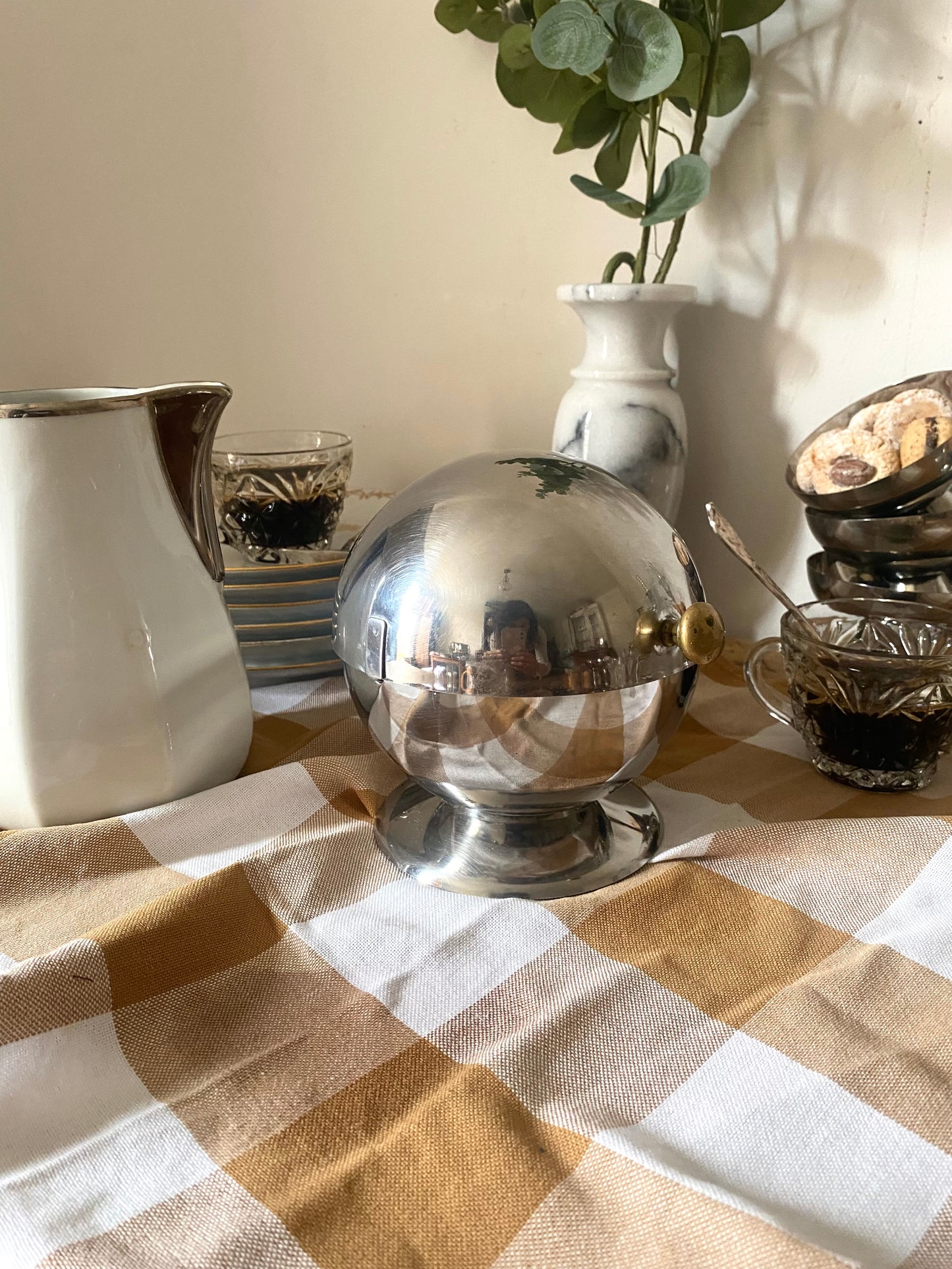 Sucrier boule ou sphérique vintage