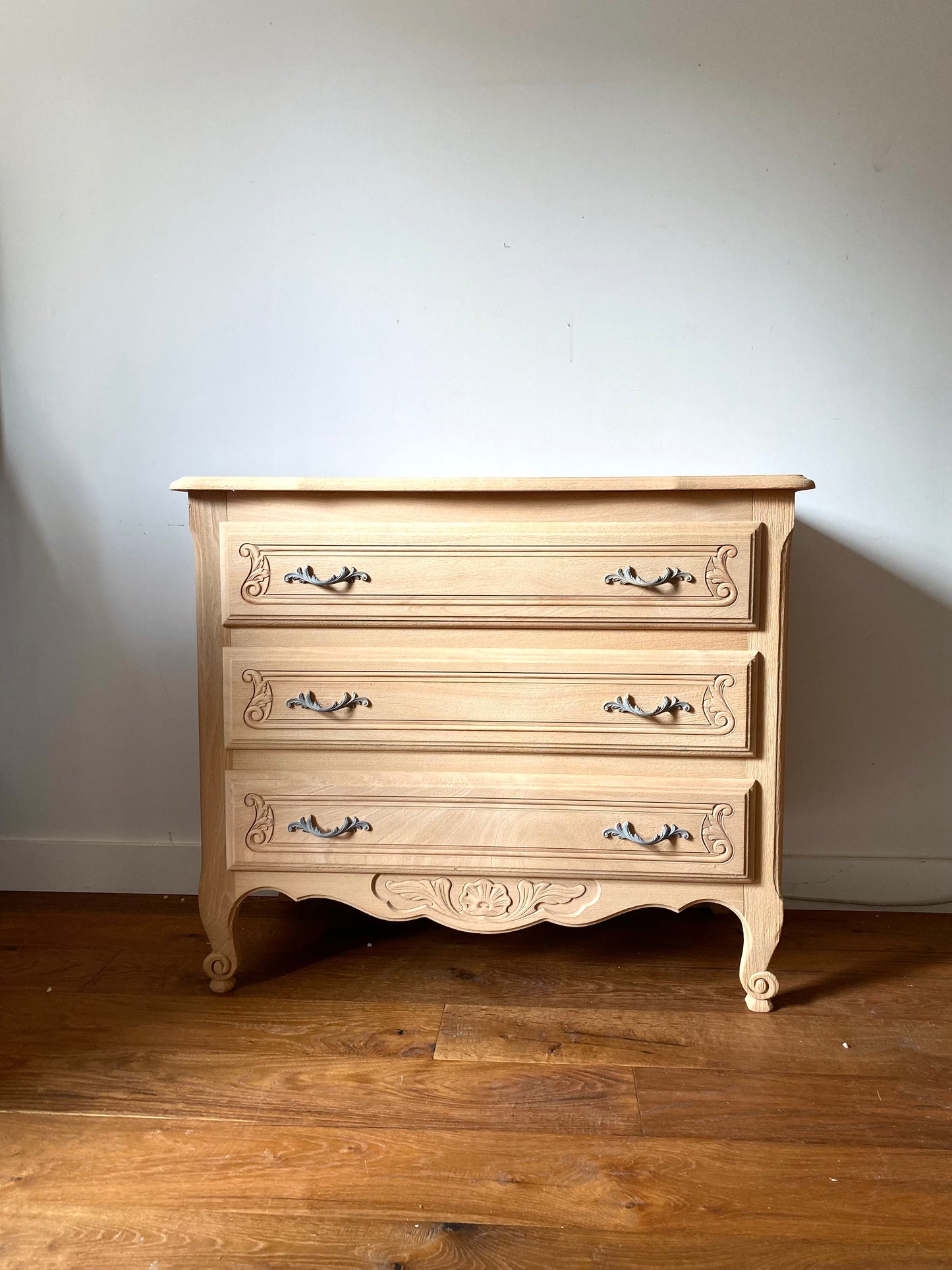 Commode de style à trois tiroirs en bois ancien rénové