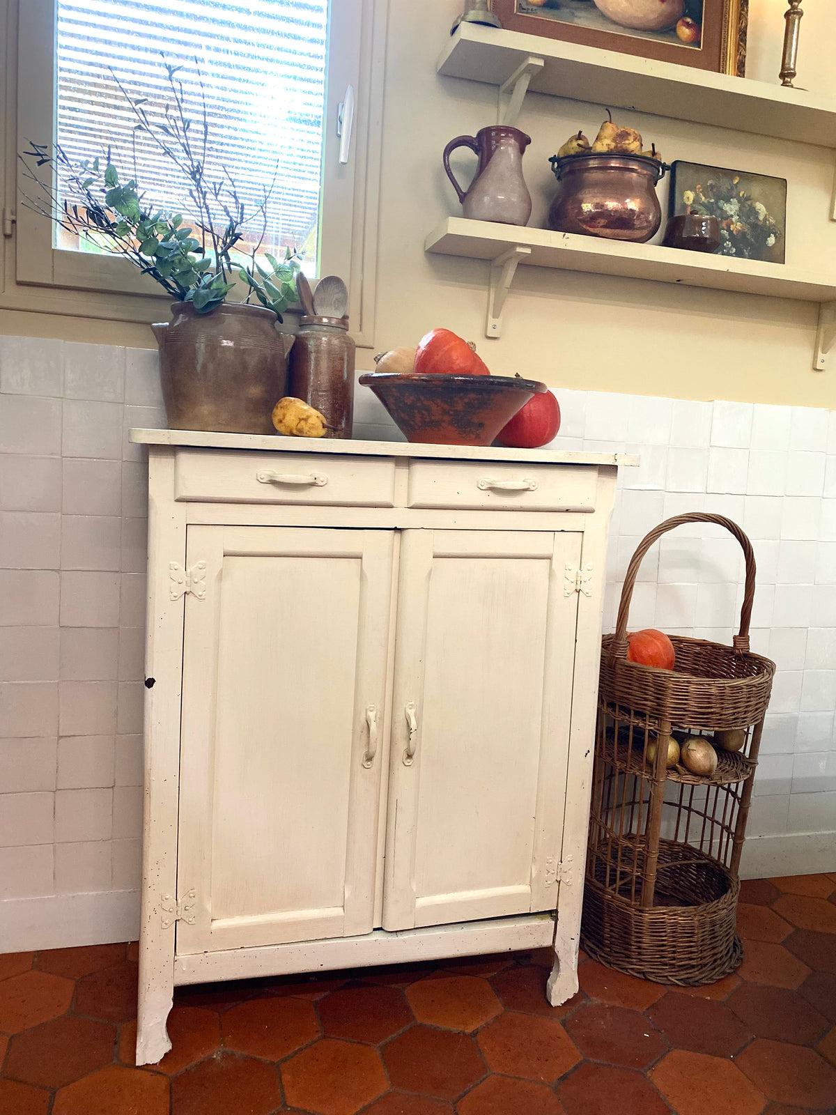 Petit buffet bas crème deux portes et deux tiroirs, début XXe