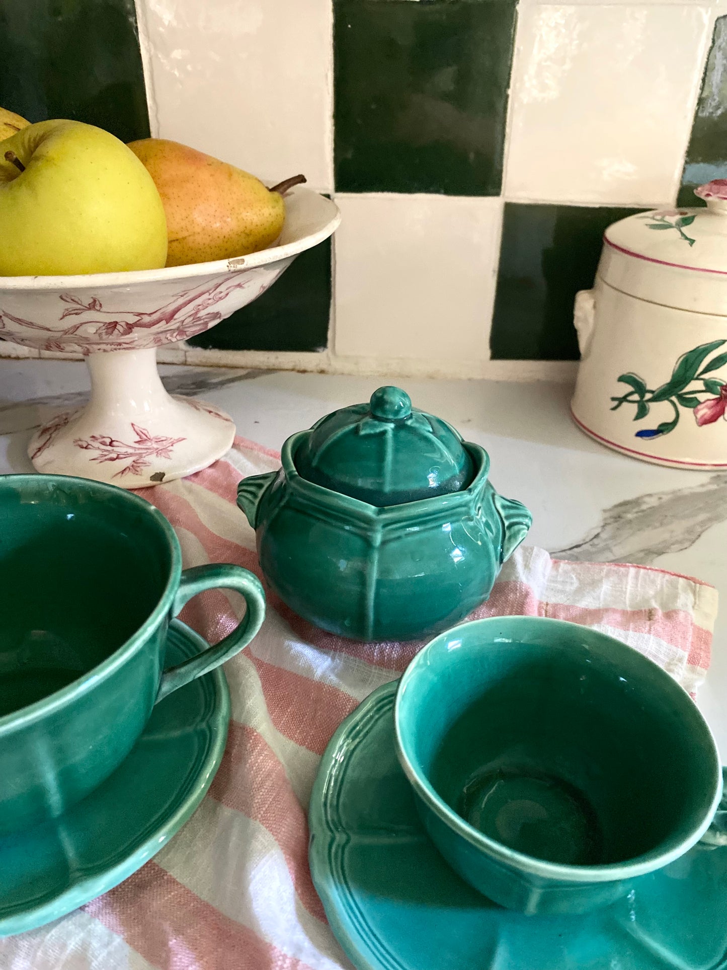 Duo de tasses et leur sucrier