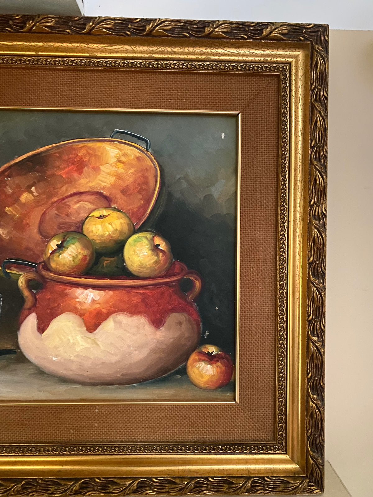 Nature morte aux pommes et chaudron de cuivre, huile sur toile milieu du XXe siècle.