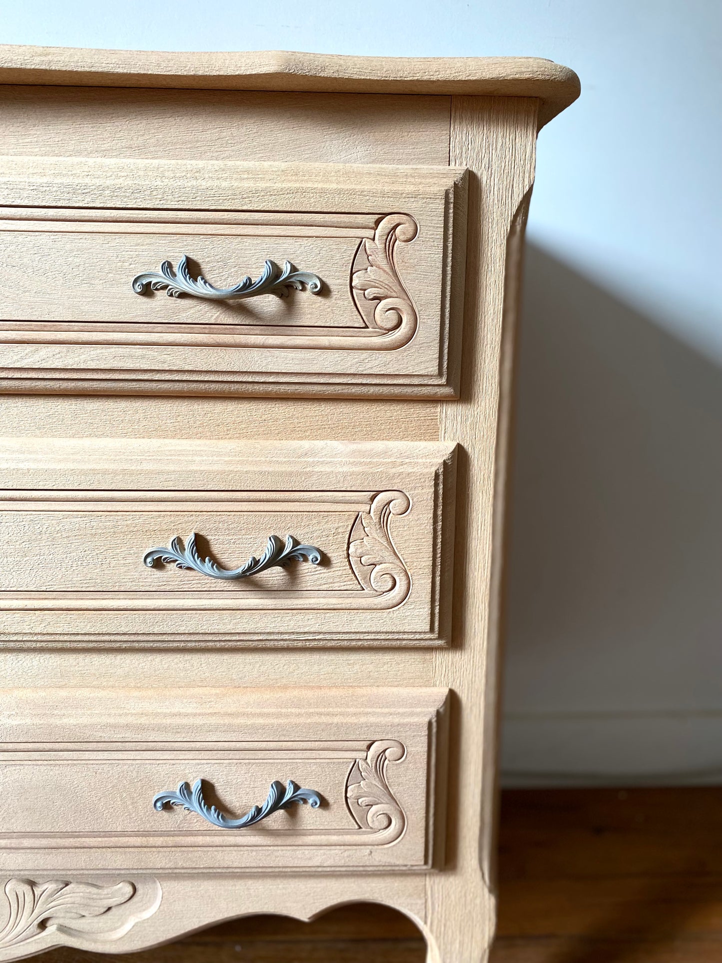 Commode de style à trois tiroirs en bois ancien rénové