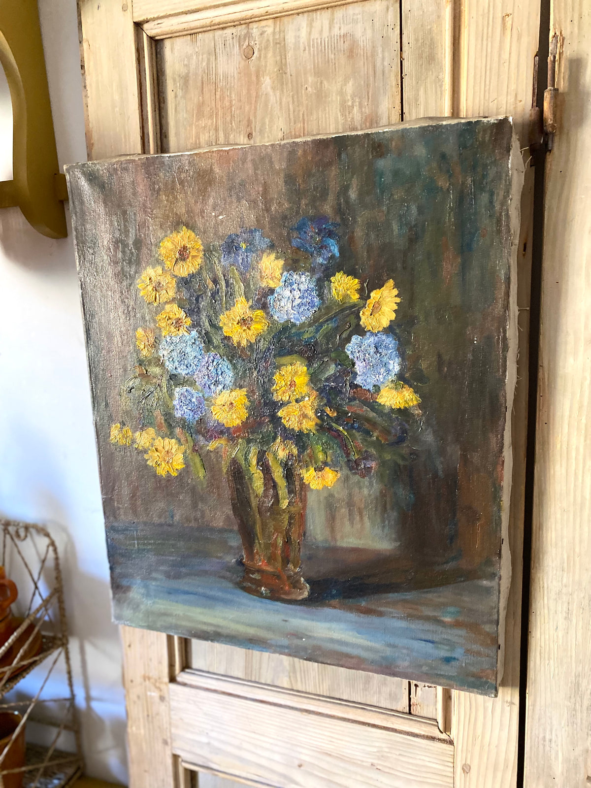 Huile sur toile, bouquet de fleurs jaunes et bleues, milieu XXe