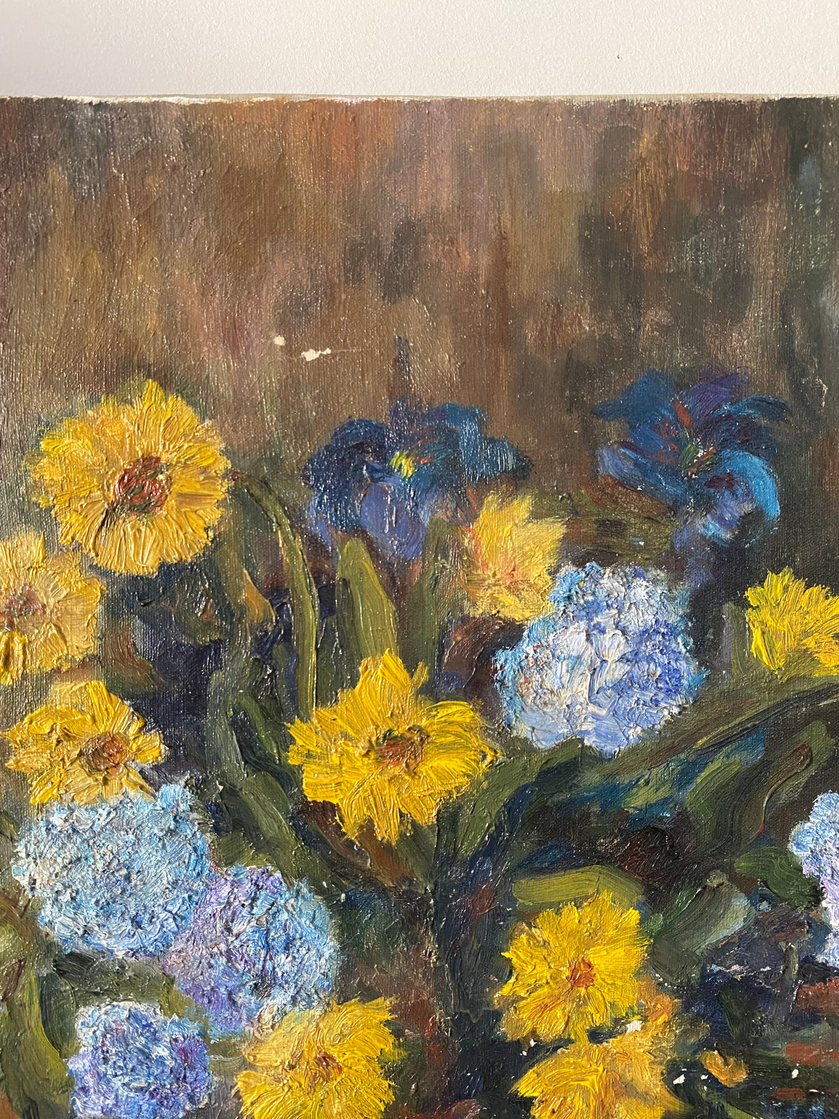 Huile sur toile, bouquet de fleurs jaunes et bleues, milieu XXe