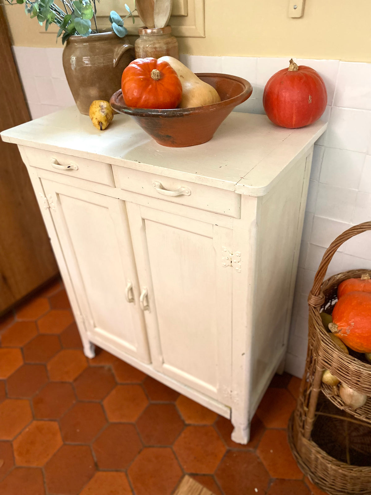 Petit buffet bas crème deux portes et deux tiroirs, début XXe