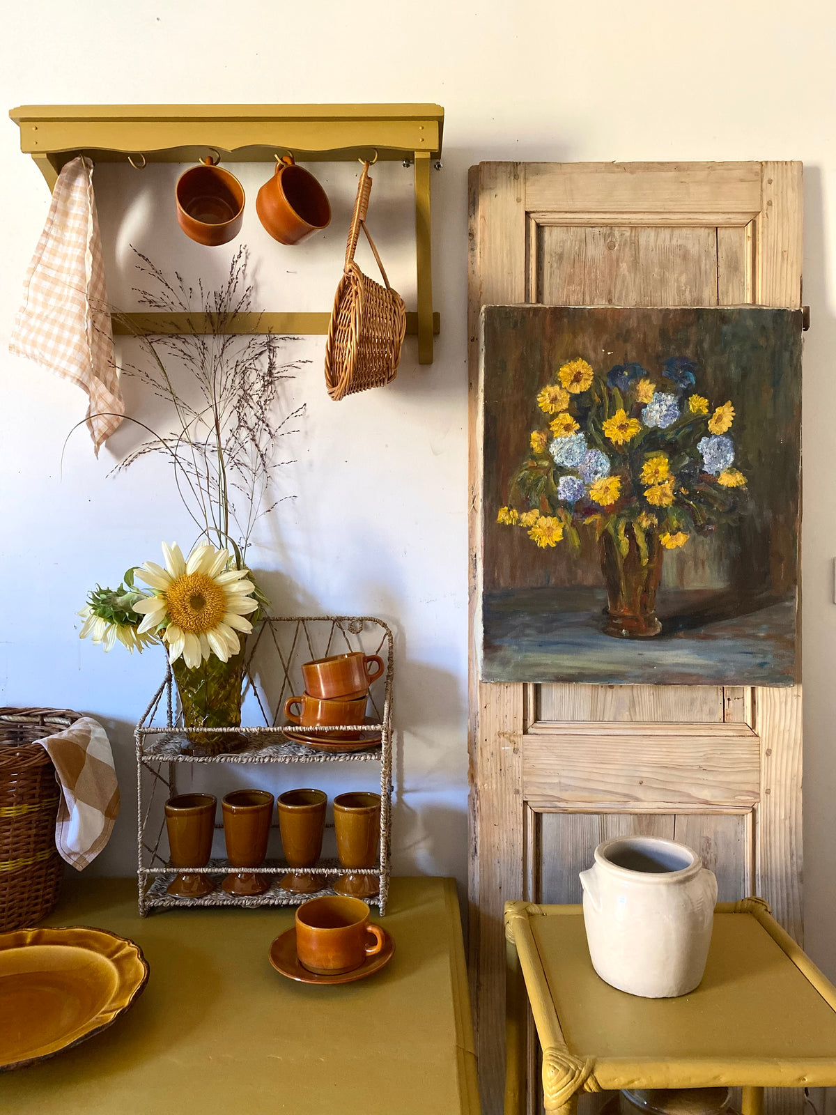 Huile sur toile, bouquet de fleurs jaunes et bleues, milieu XXe