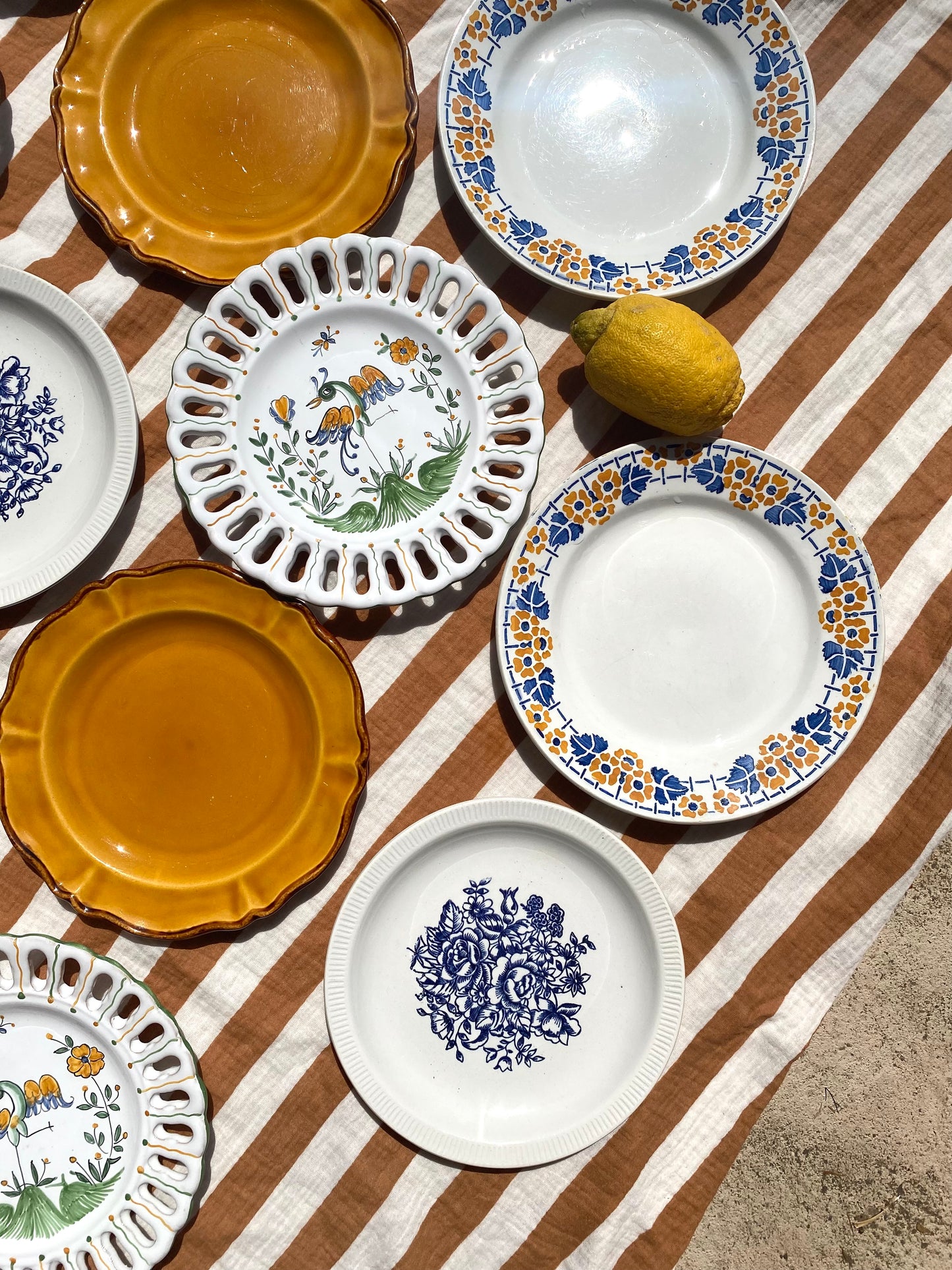 Ensemble de douze assiettes à dessert vintage dépareillées