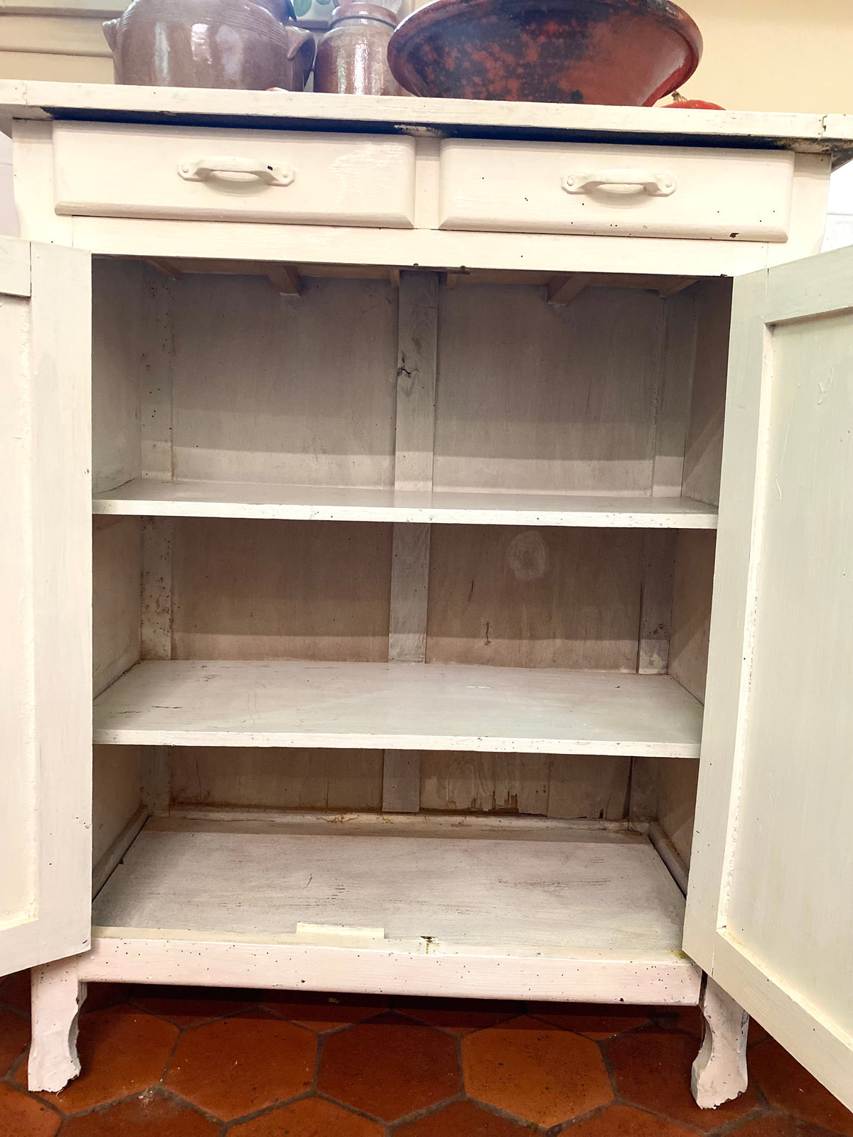 Petit buffet bas crème deux portes et deux tiroirs, début XXe