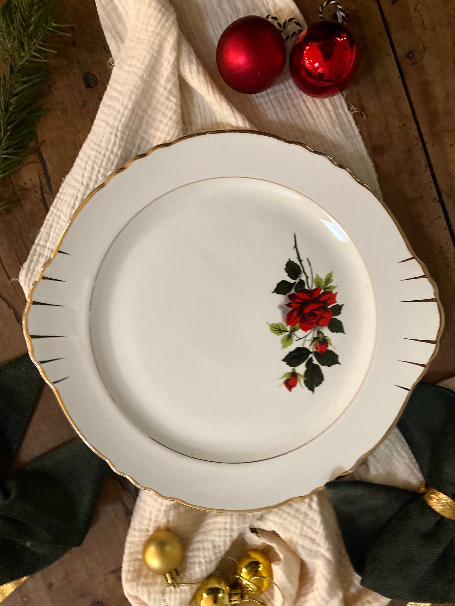 Plat de présentation en faïence ancienne