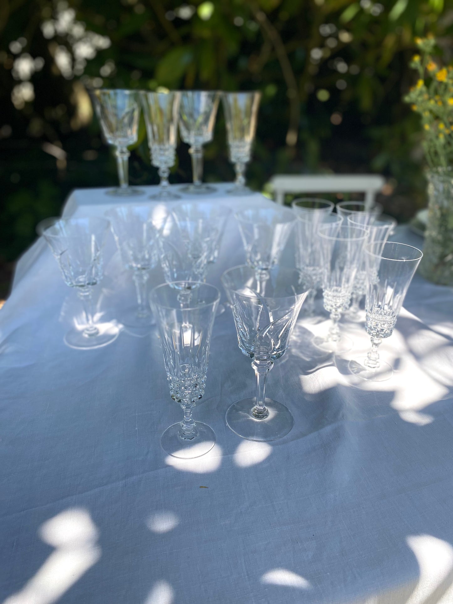 Service de 8 grands verres à vin en cristal taillé