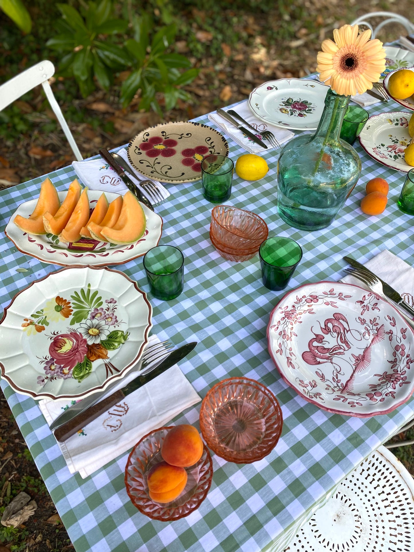 Exceptionnel ensemble de 15 grandes assiettes dépareillées