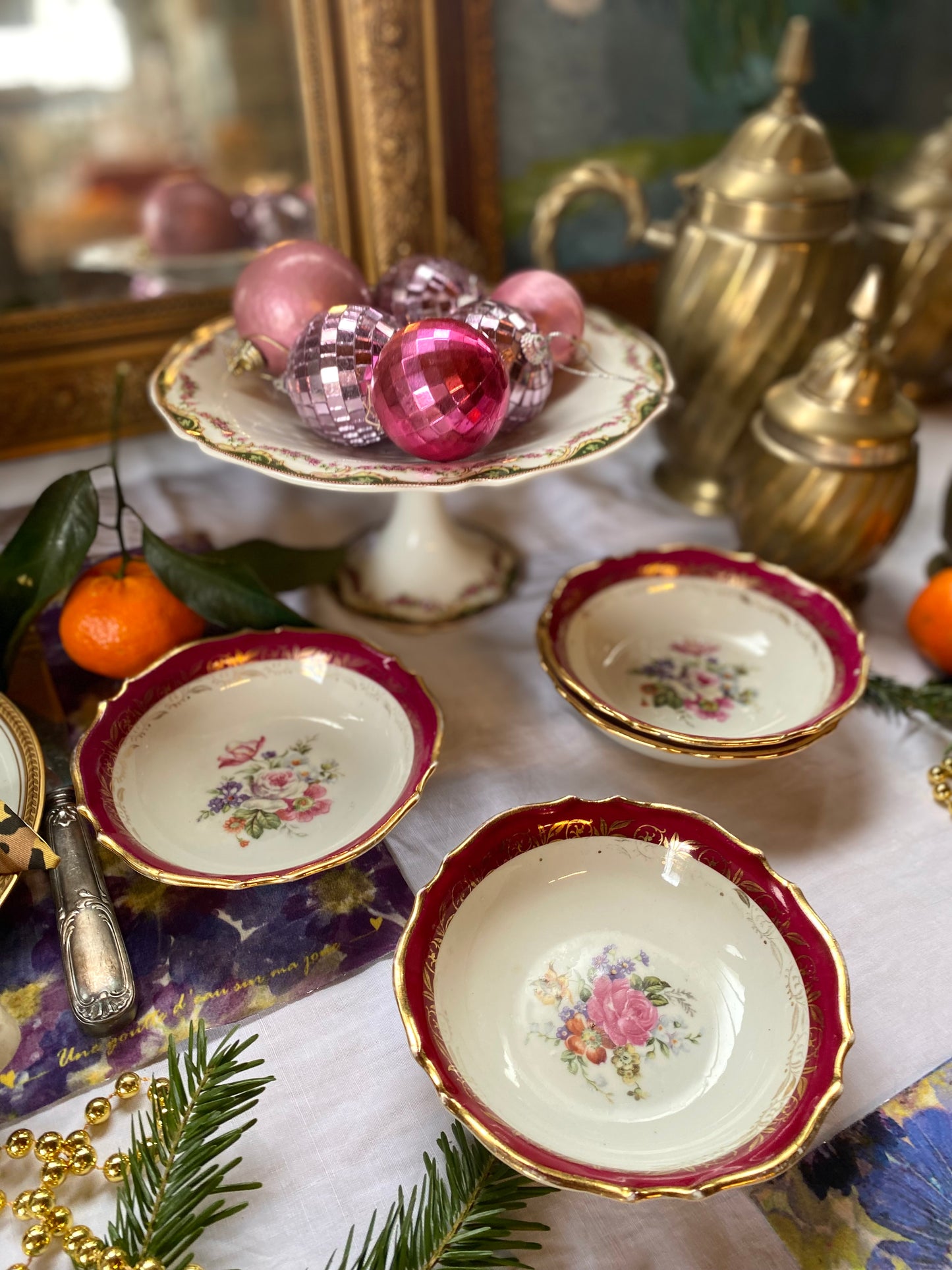 Plat sur pied en faïence ancienne