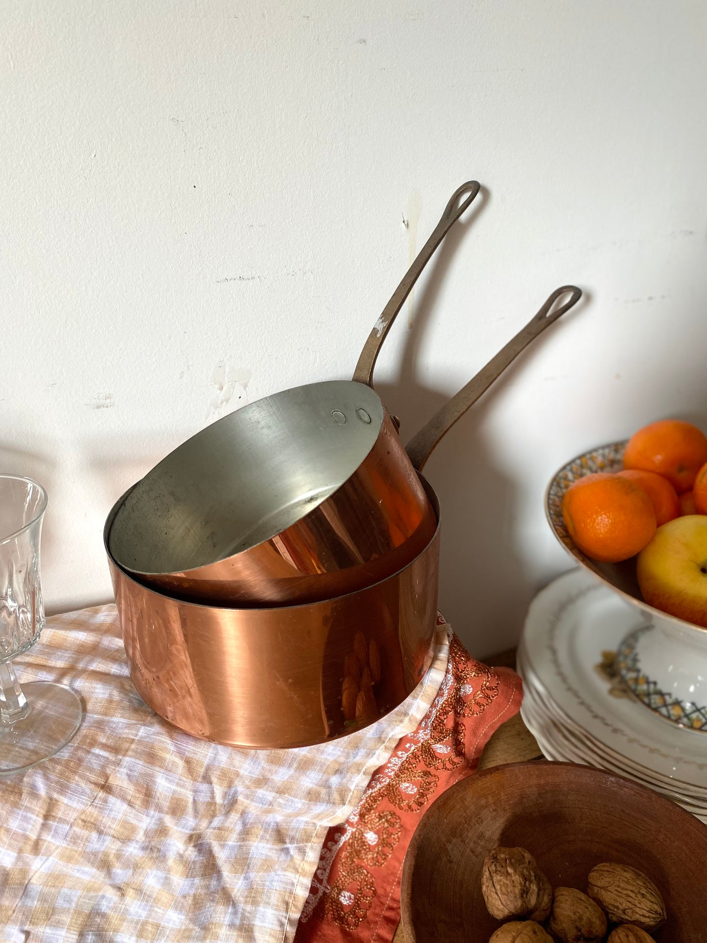 Duo de Casseroles en cuivre milieu du XXe siècle de fabrication française par Métaux Ouvrés Vesoul