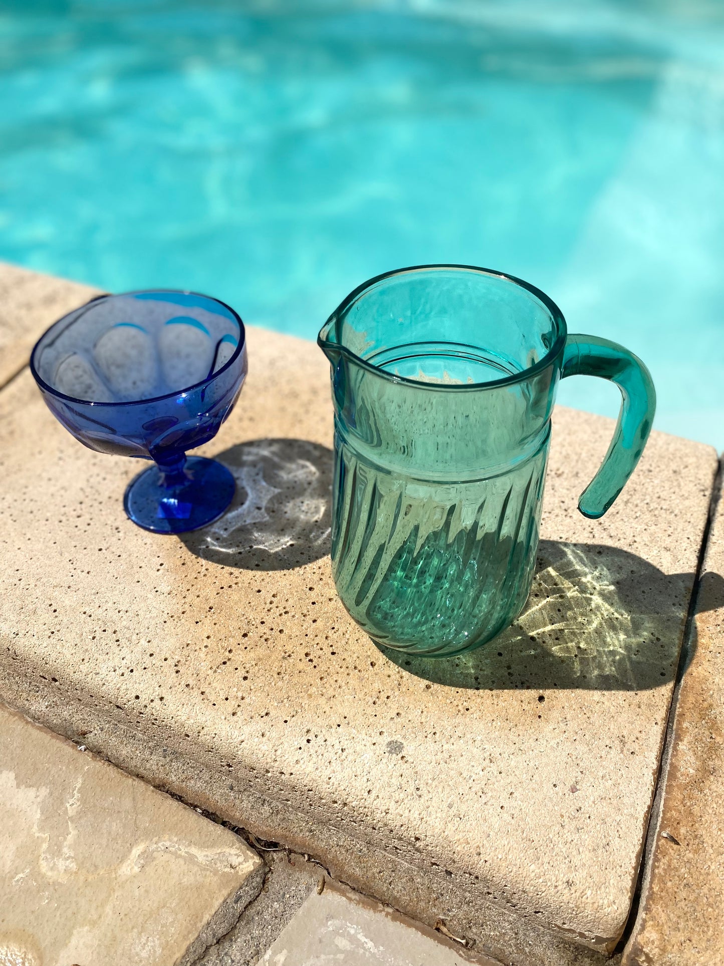 Ensemble vintage verre soufflé — coupes bleues et pichet turquoise