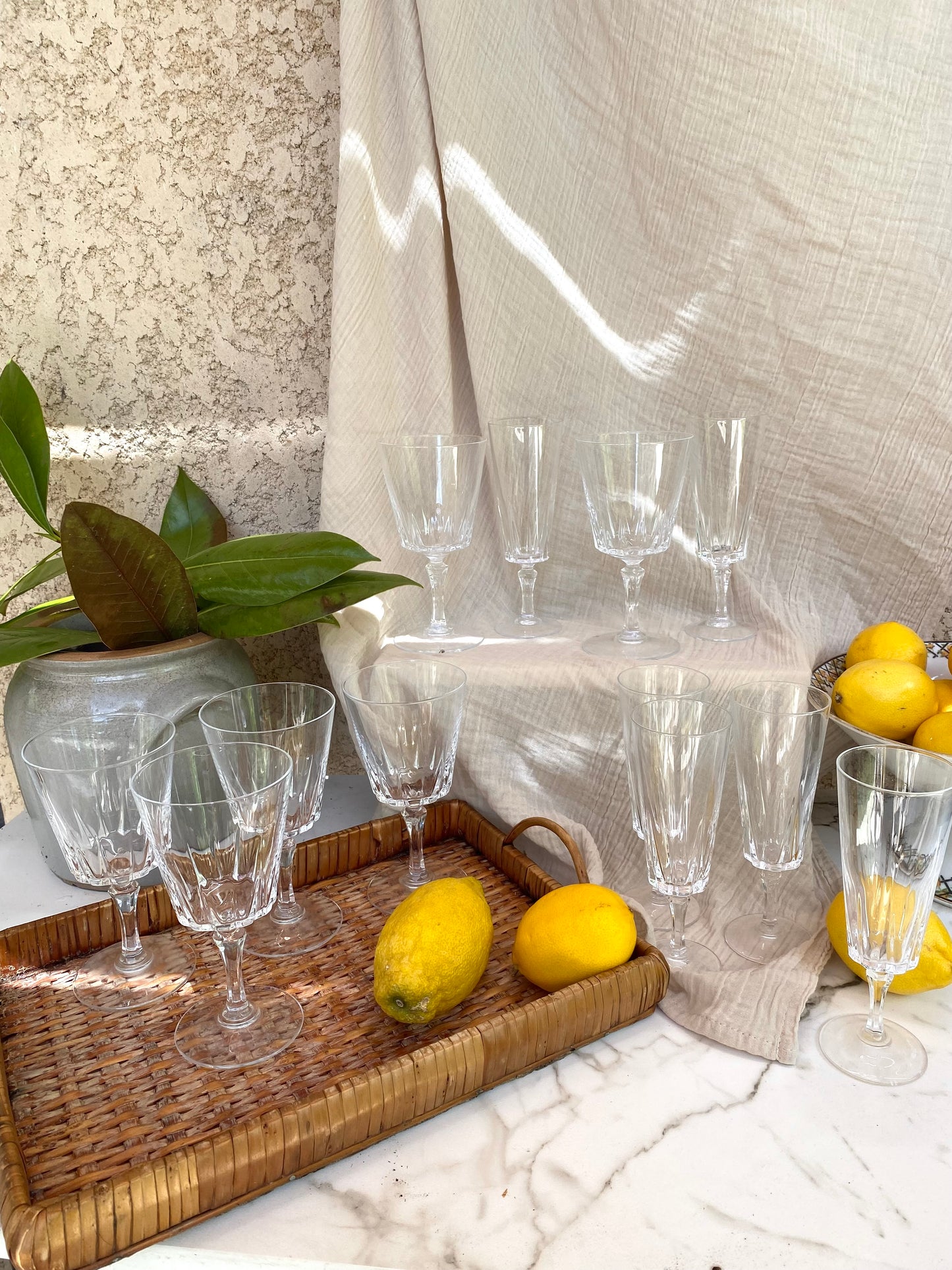 Service de 12 verres en cristal taillé à pans, 6 flûtes et 6 verres, années 60-70