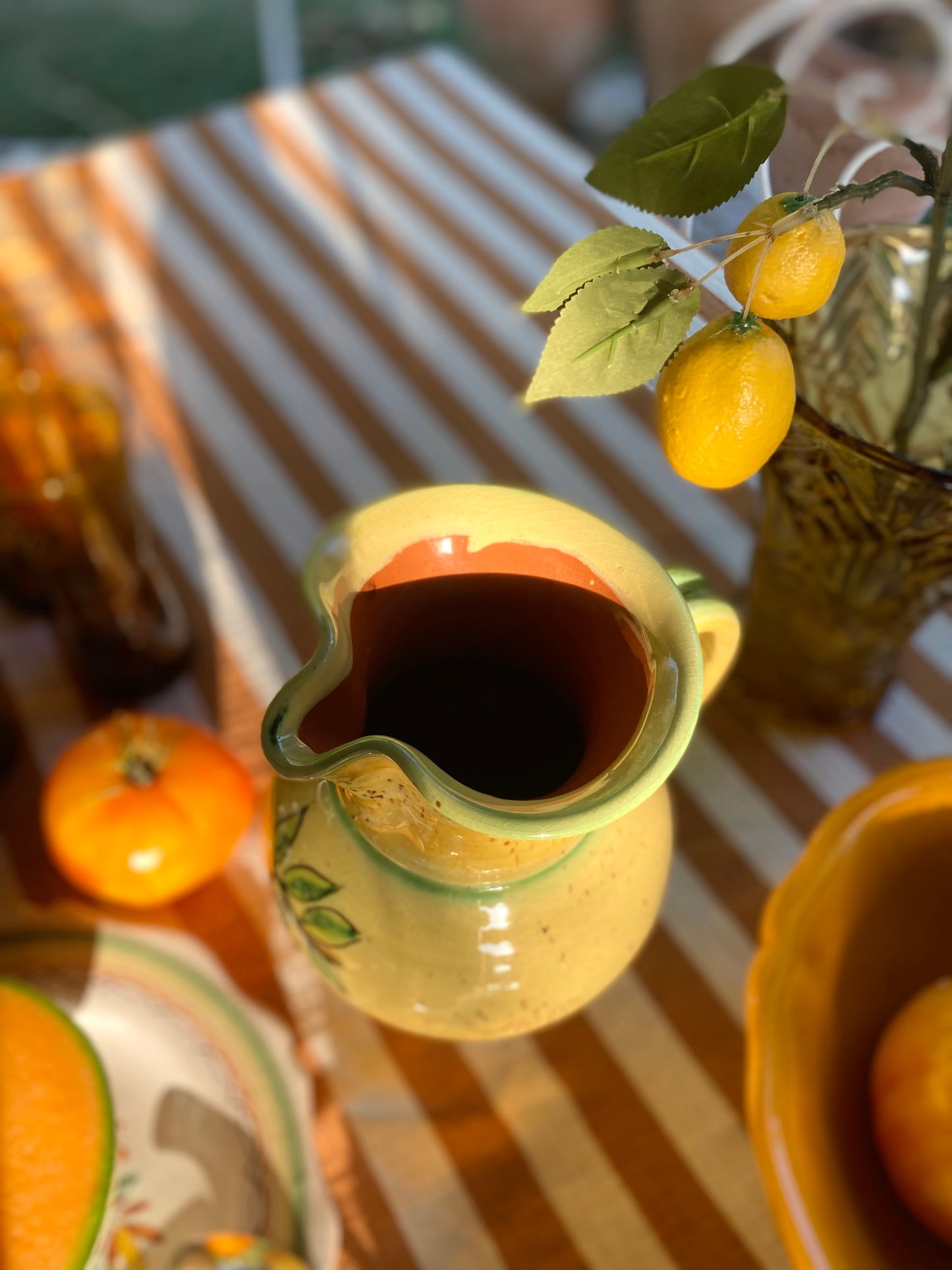 Pichet ancien en faïence jaune, décor peint main