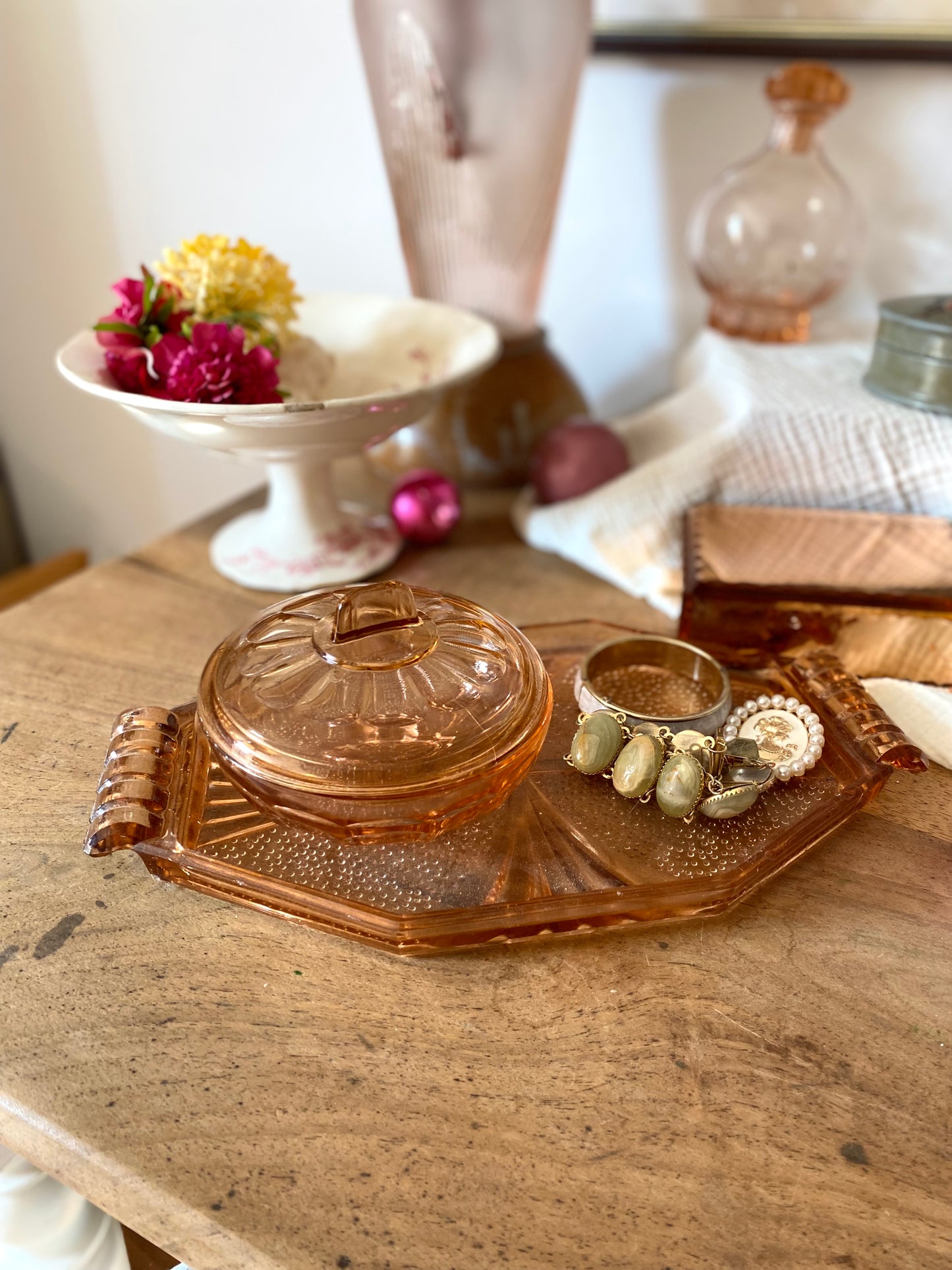 Boîte à poudre en rosaline sur son plateau