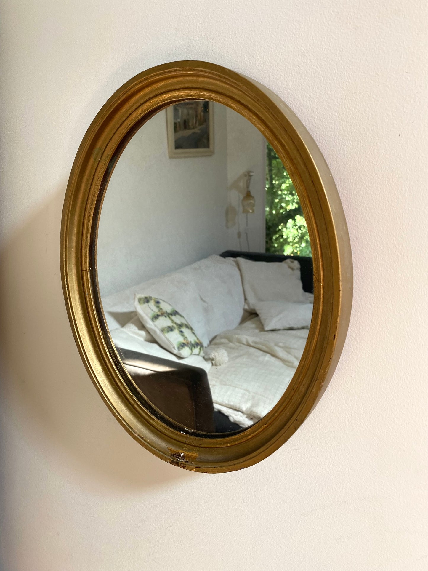 Miroir ovale en bois doré