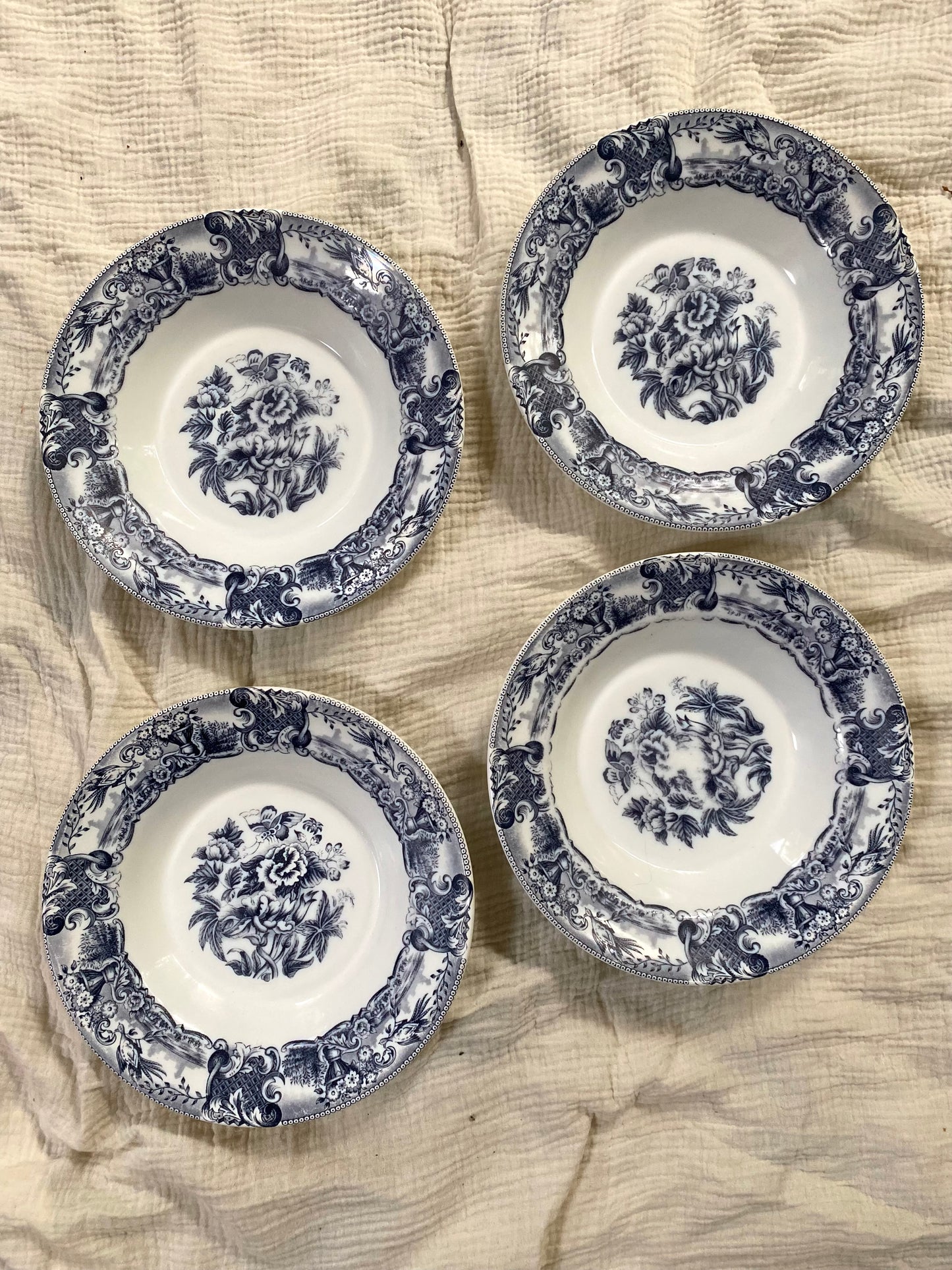 Assiettes creuses en opaline vintage