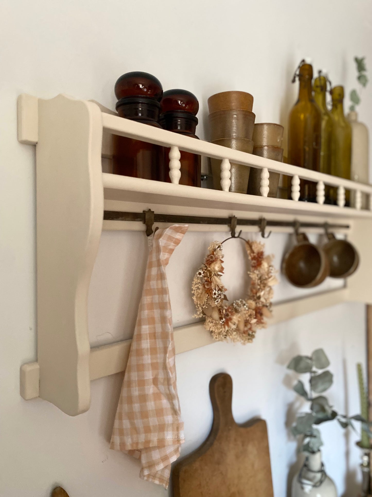 Étagère murale en bois ancien couleur crème