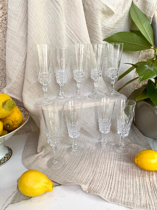 Service de 9 flûtes à champagne dépareillées, verre et cristal taillé