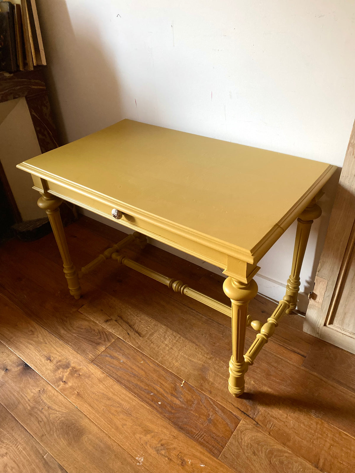 Table bureau fin XIXe peinte moutarde, entretoise tournée